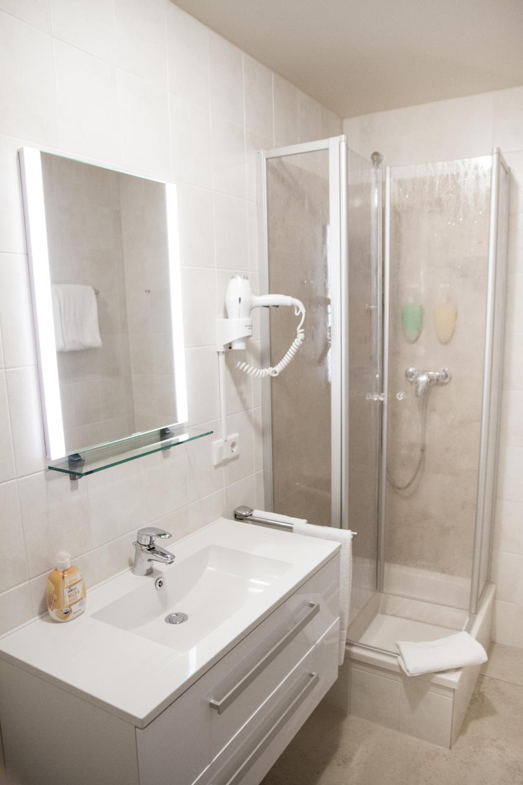 Double or Twin Room - Photo 7
