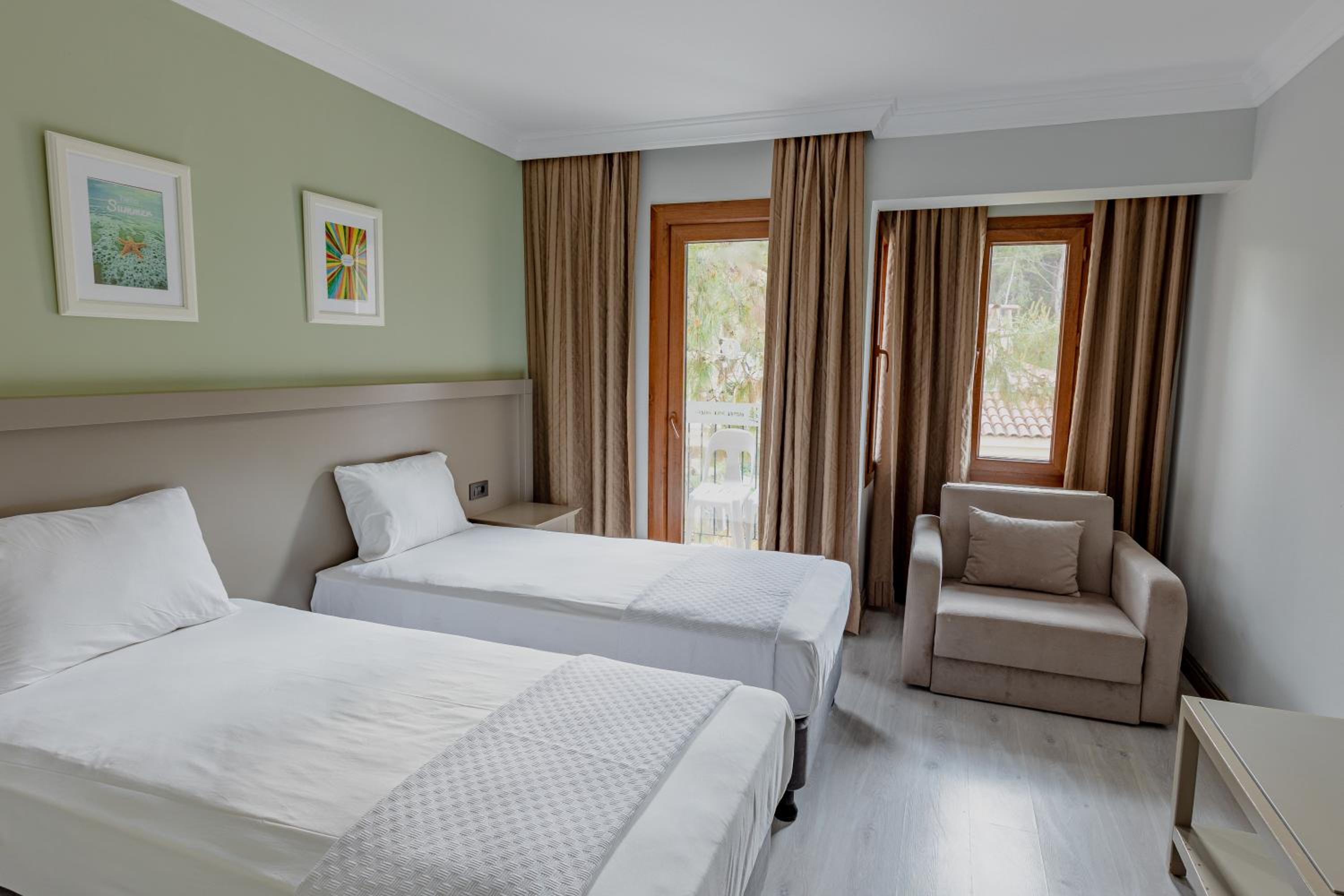 Standard Double or Twin Room - Photo 7