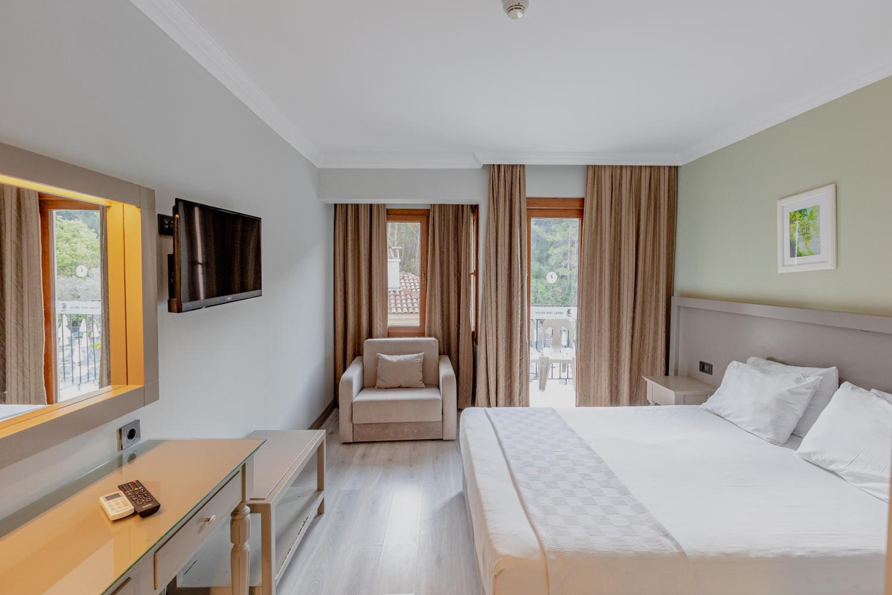Standard Double or Twin Room - Photo 8
