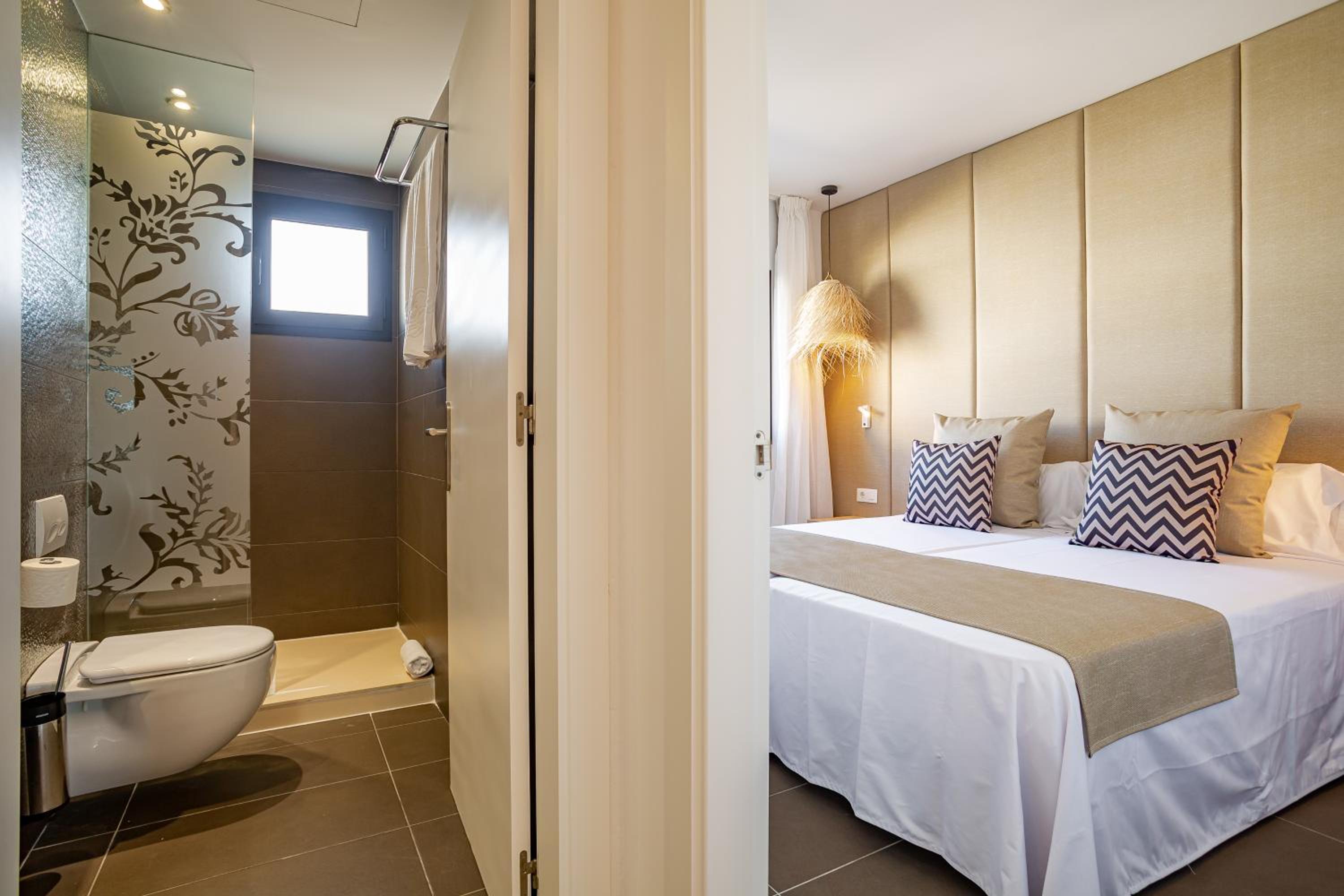 Luxury Suite with Pool View photo 2