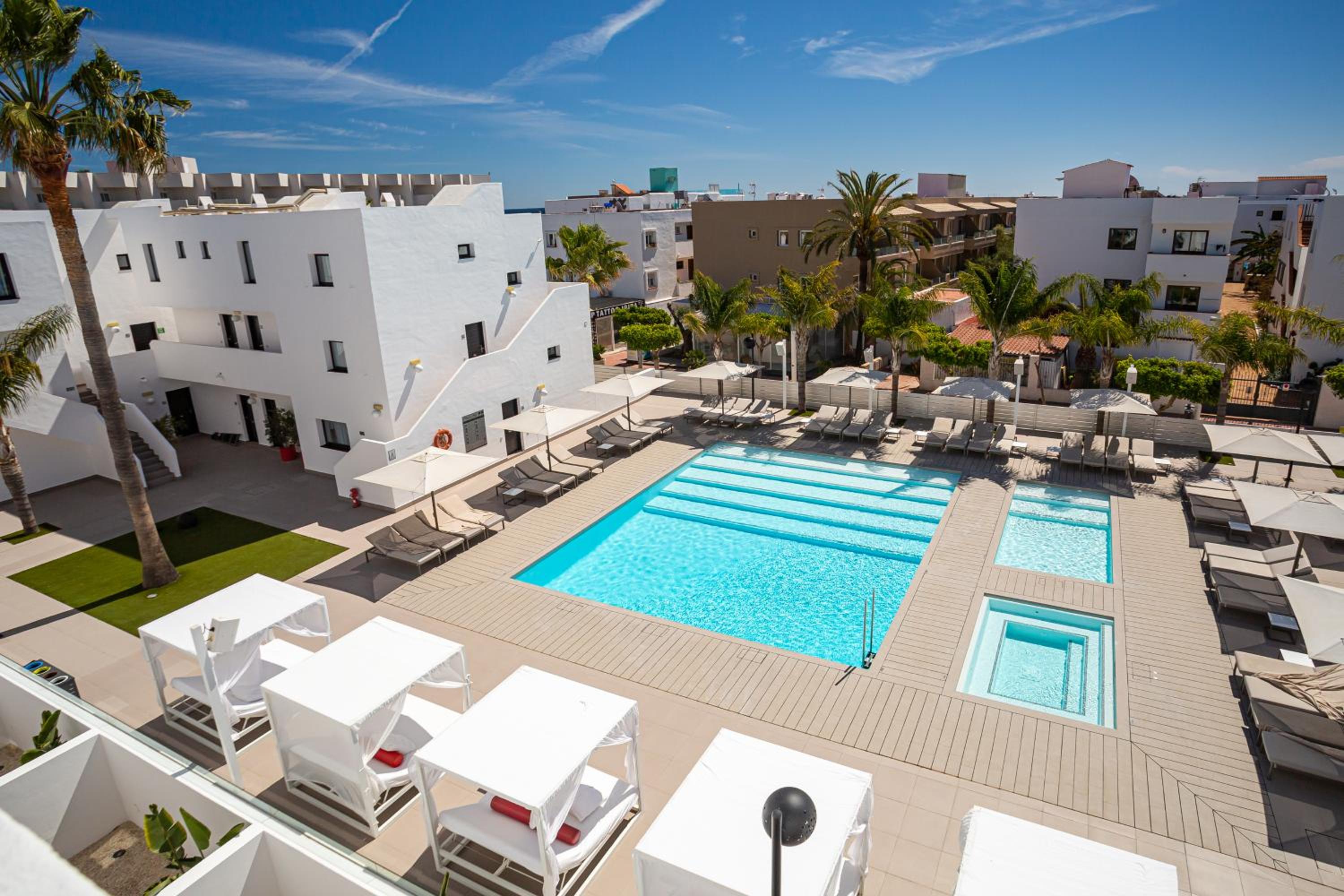 Suite de Lujo con Vista a la Piscina