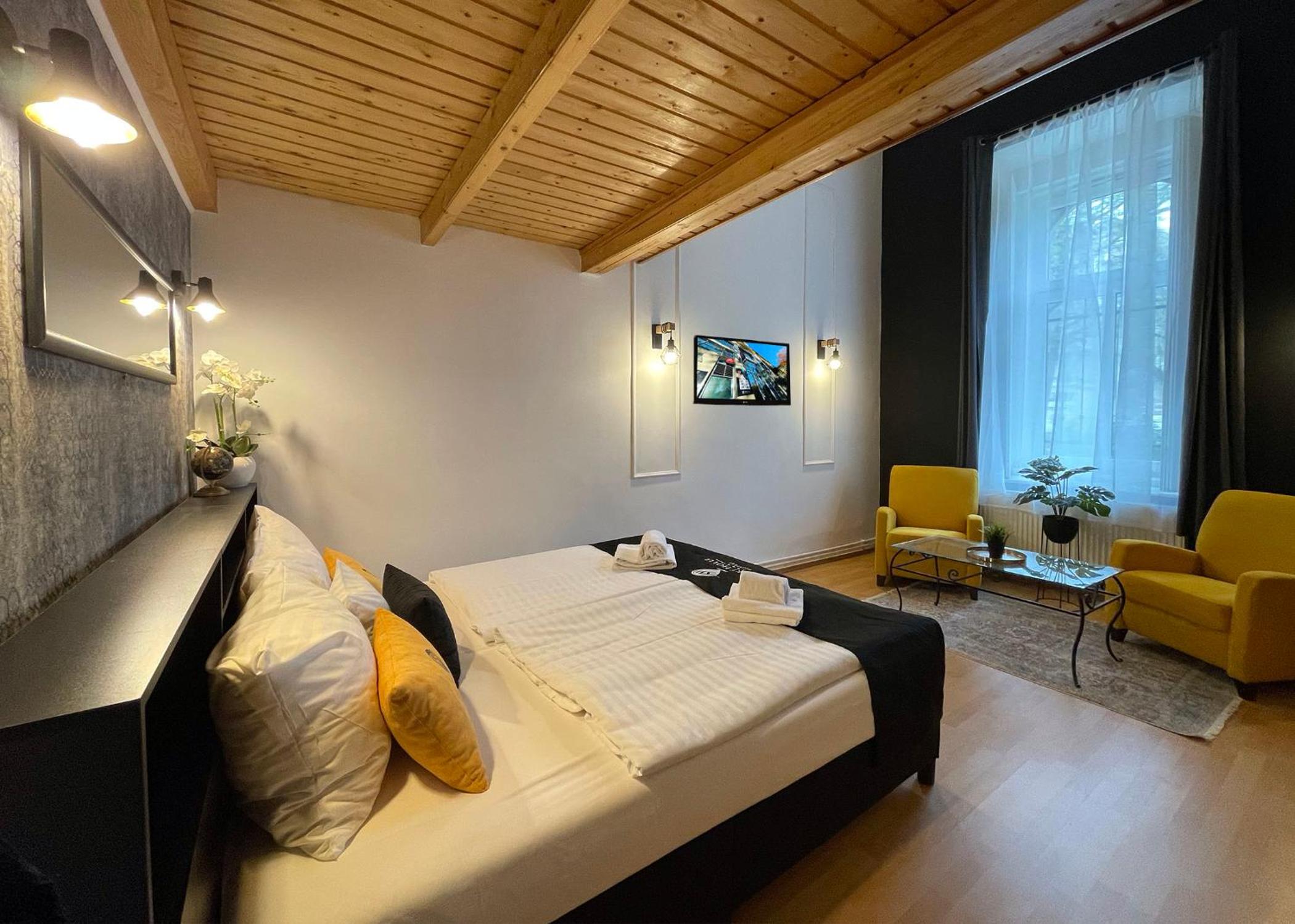 Economy apartment in side building - Photo 2