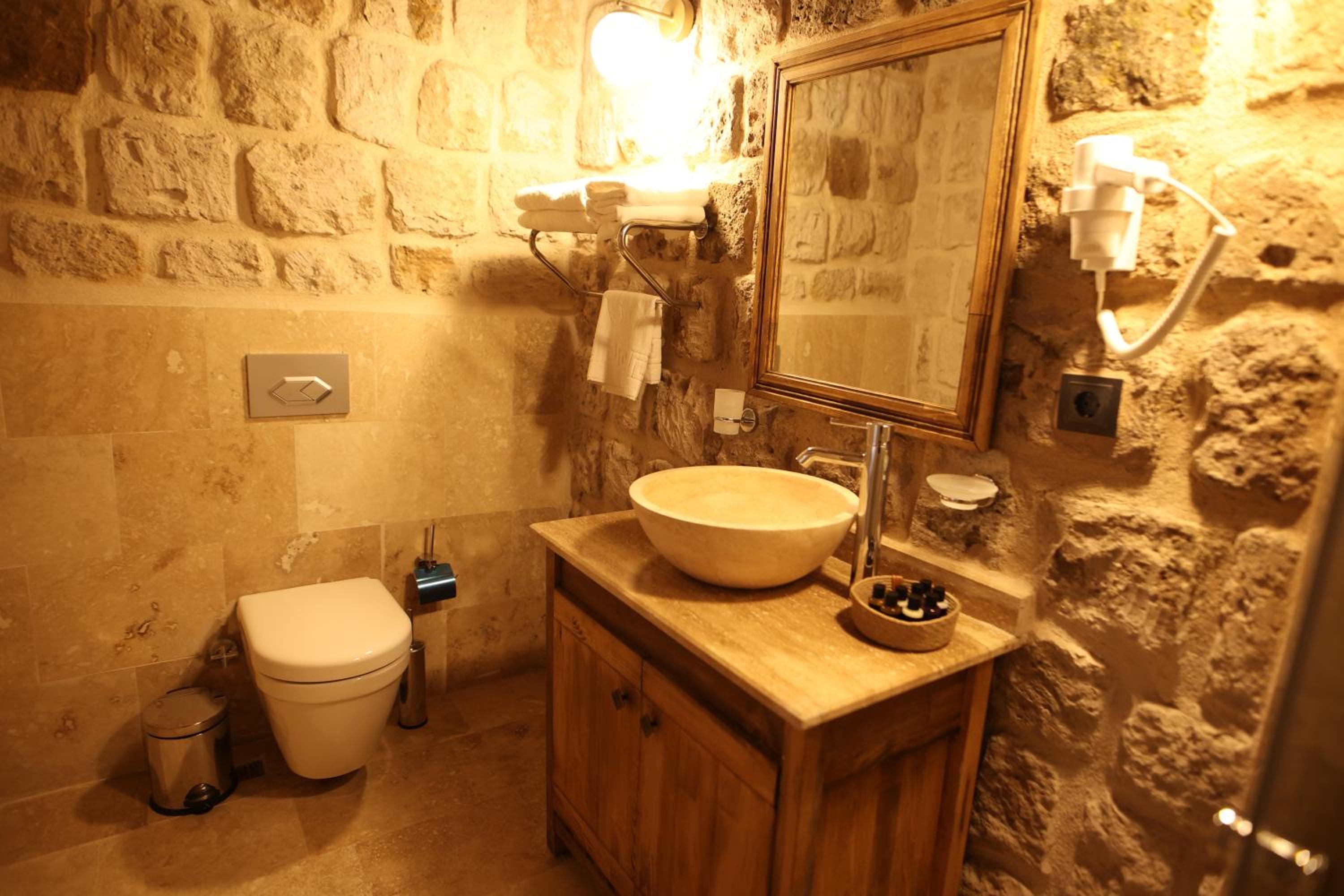 Budget Double Room - Photo 9