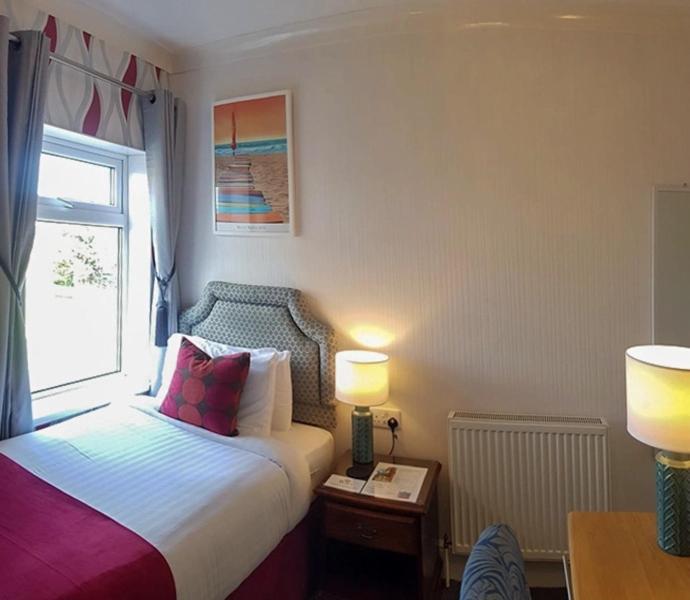 Single Room with Private Bathroom photo 2