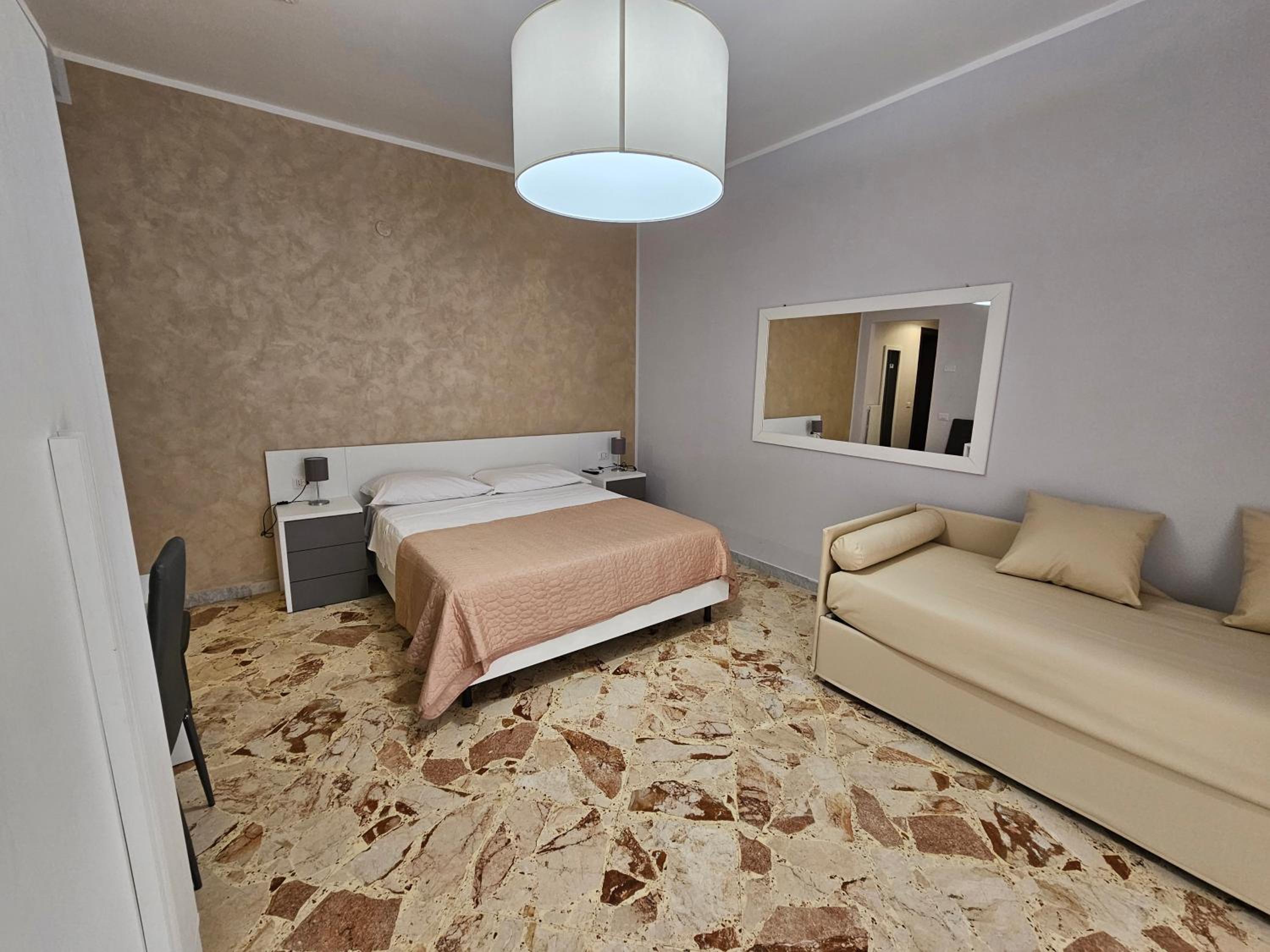Large Double Room - Photo 1