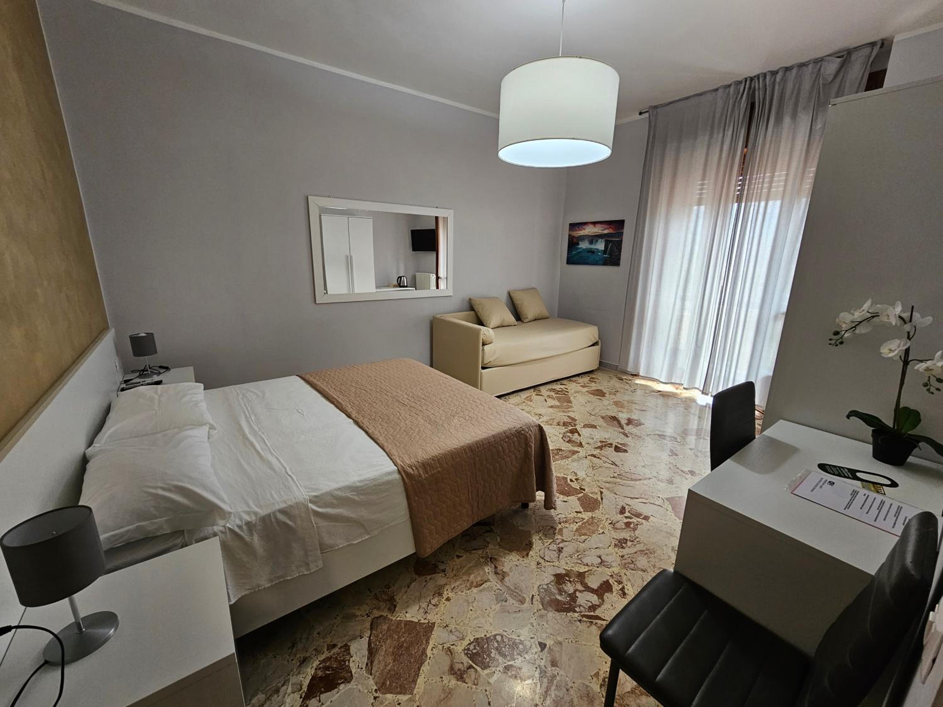 Large Double Room - Photo 6