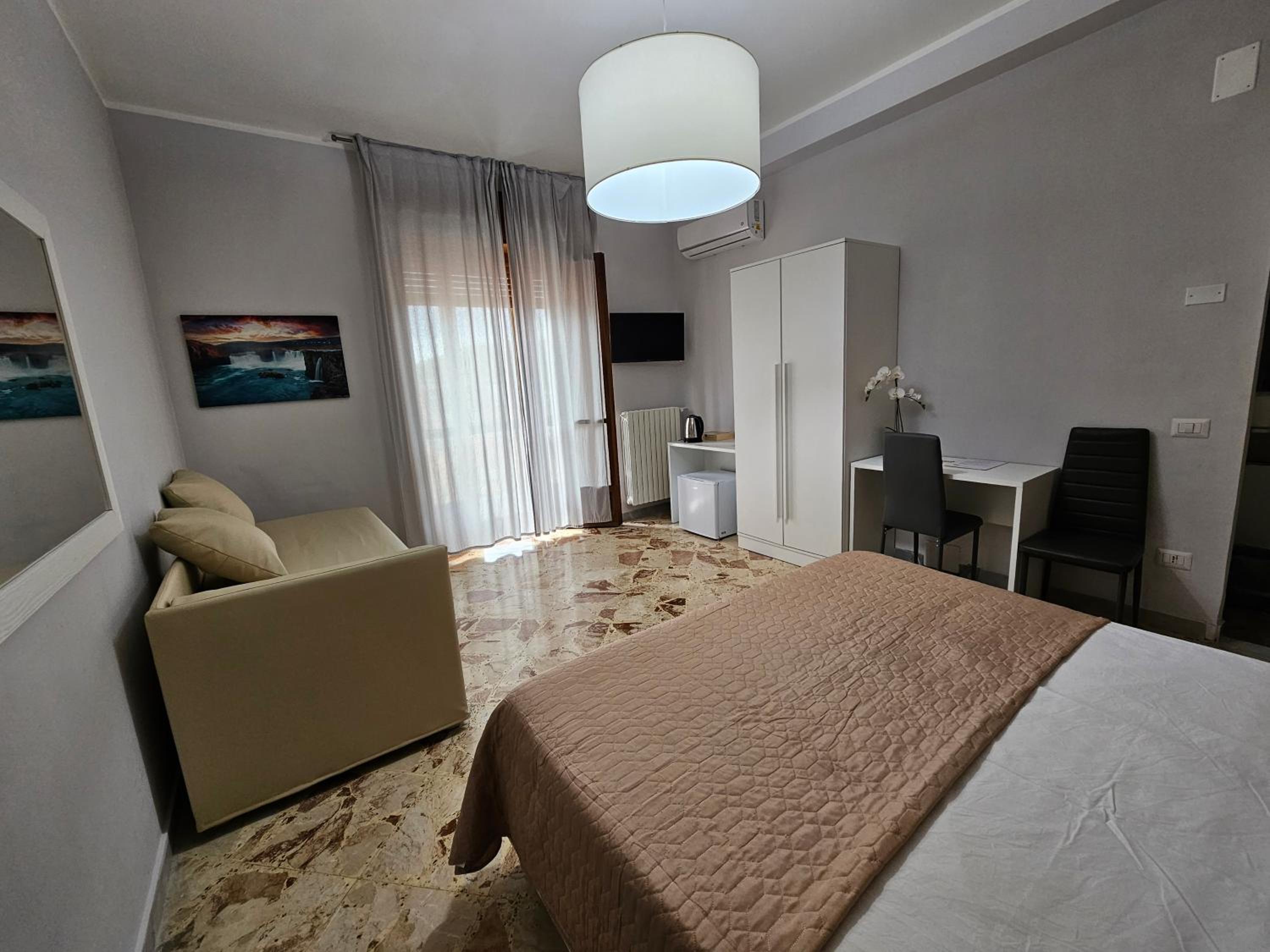 Large Double Room - Photo 5