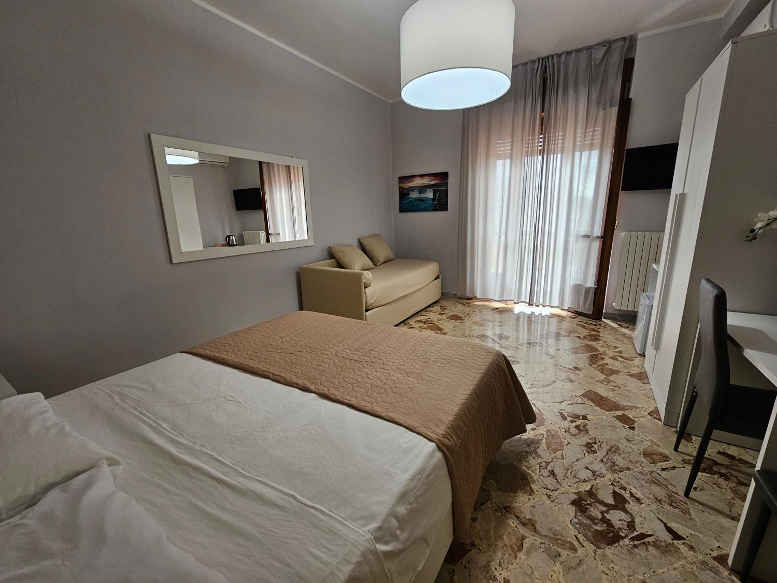 Large Double Room - Photo 4