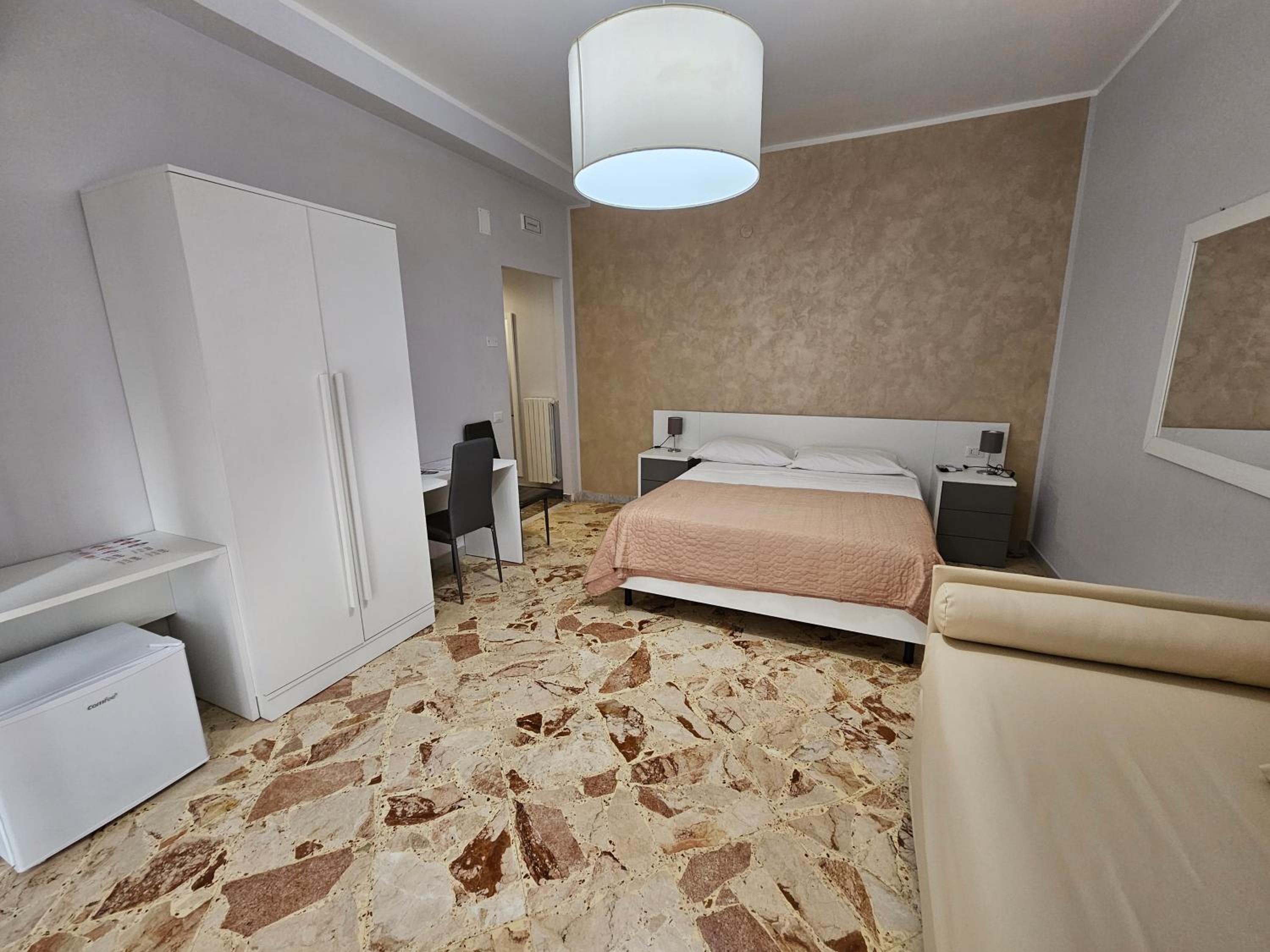 Large Double Room - Photo 3