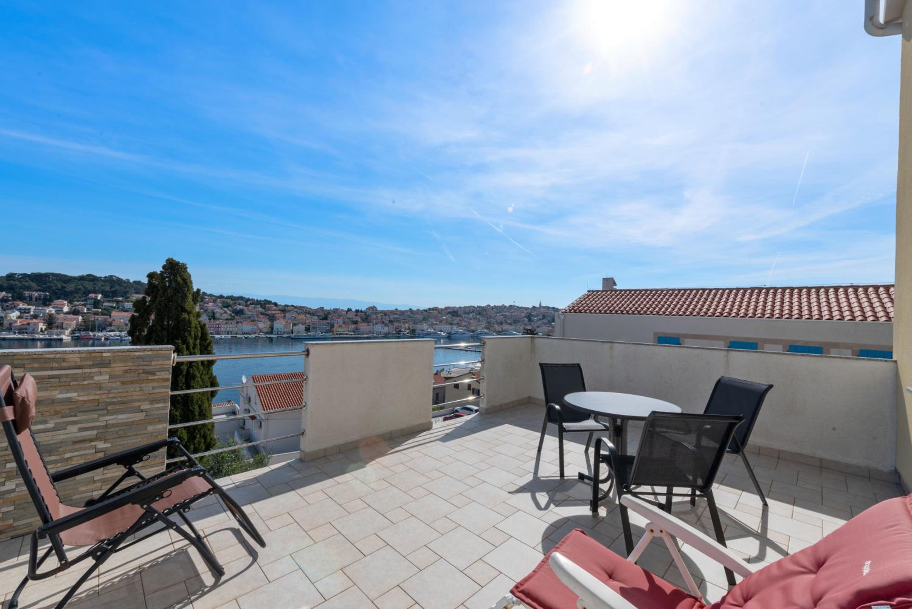 One-Bedroom Apartment with Terrace and Sea View photo 3