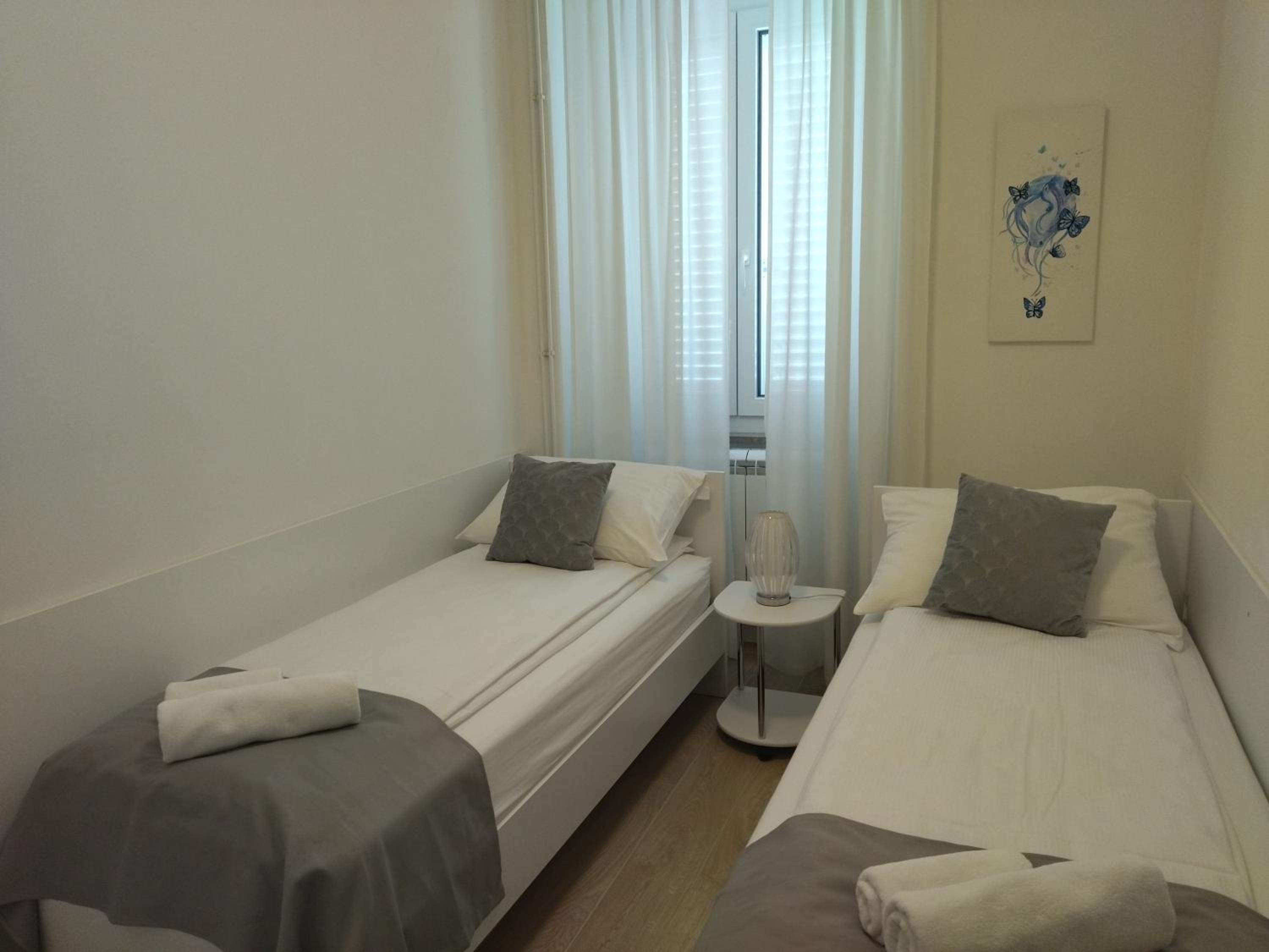 Apartment with Balcony - Photo 9