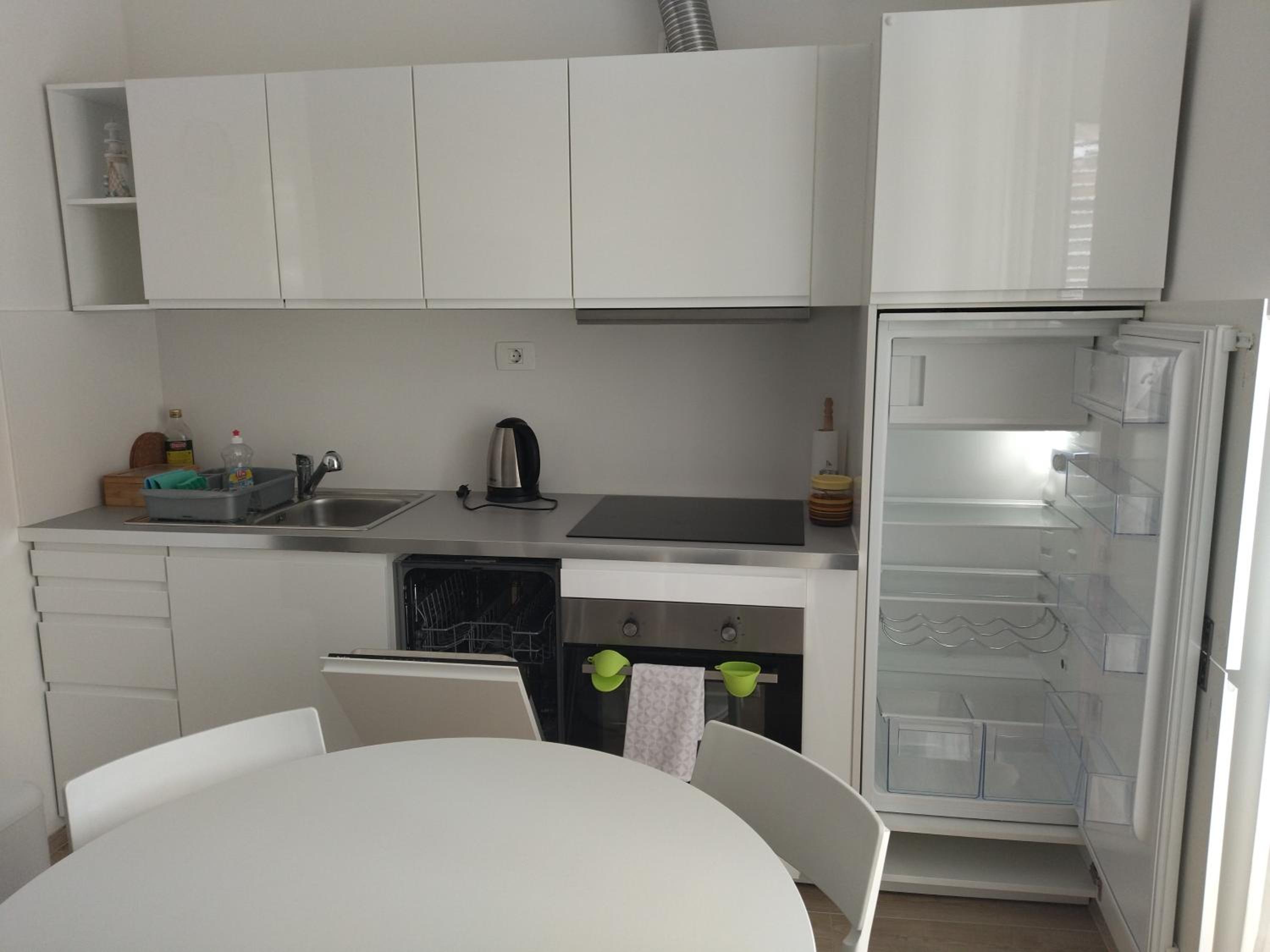 Apartment with Balcony - Photo 6