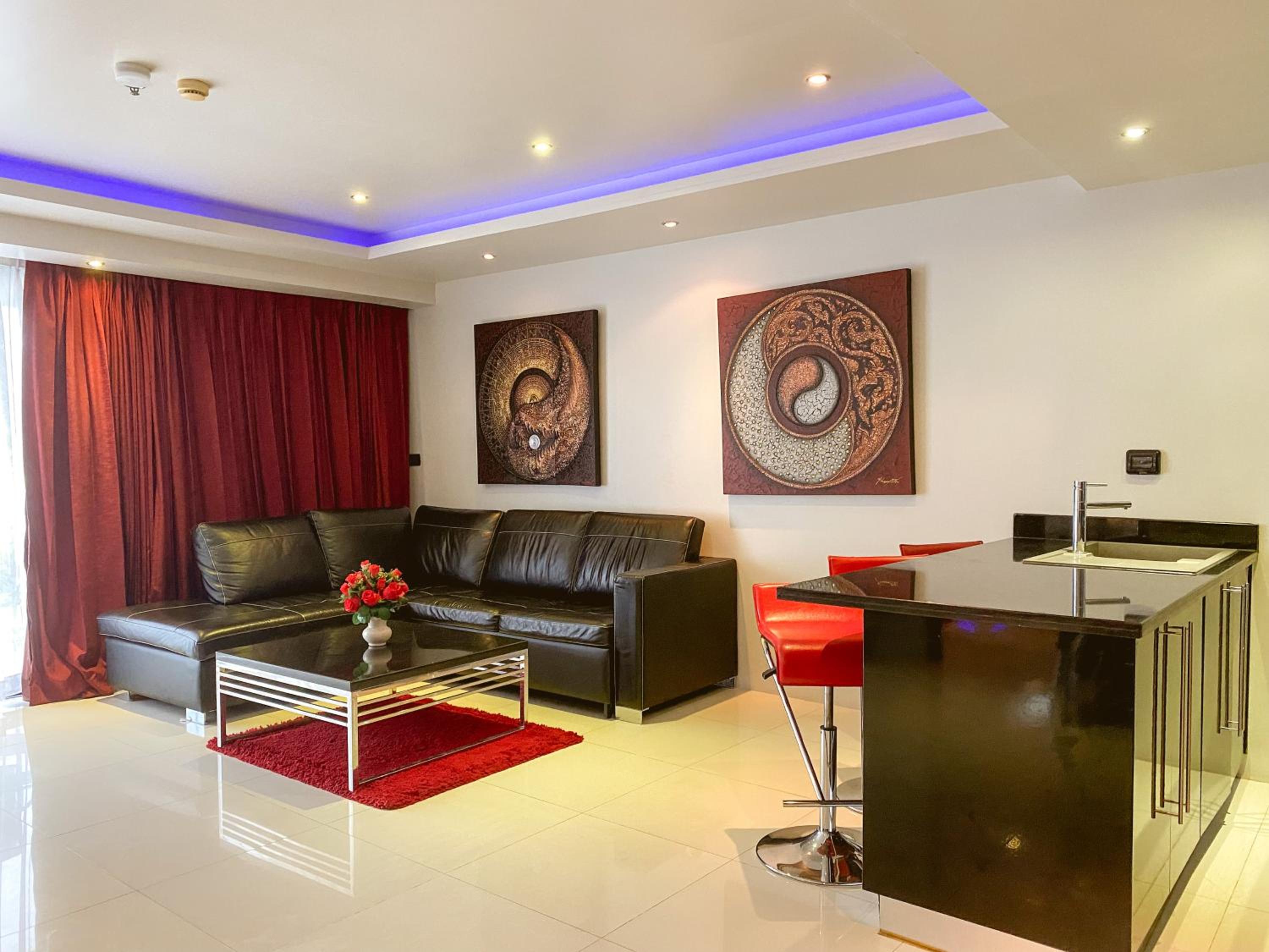 Executive Suite - Photo 5