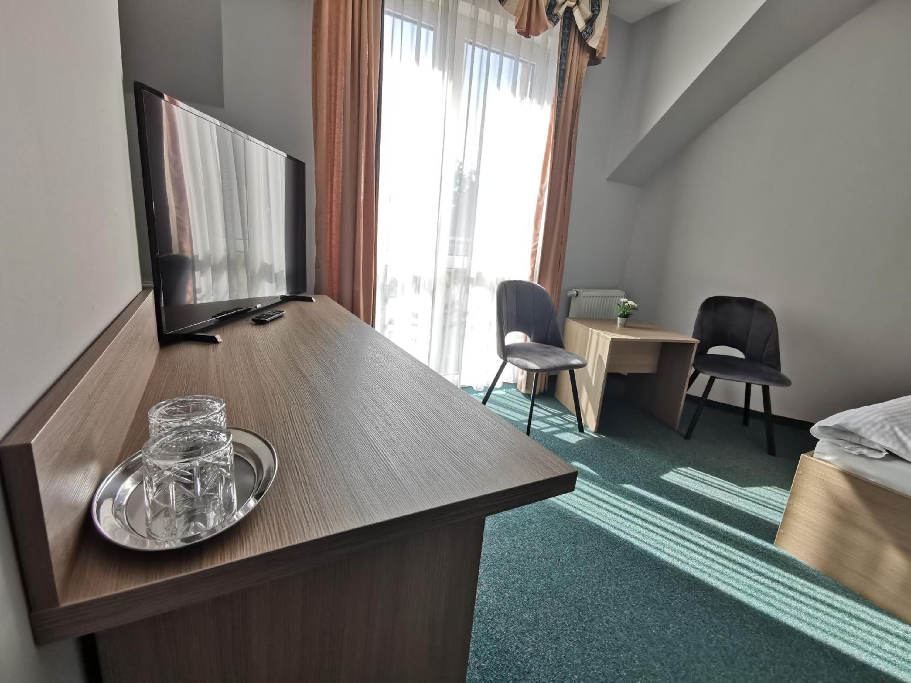 Twin Room - Photo 3