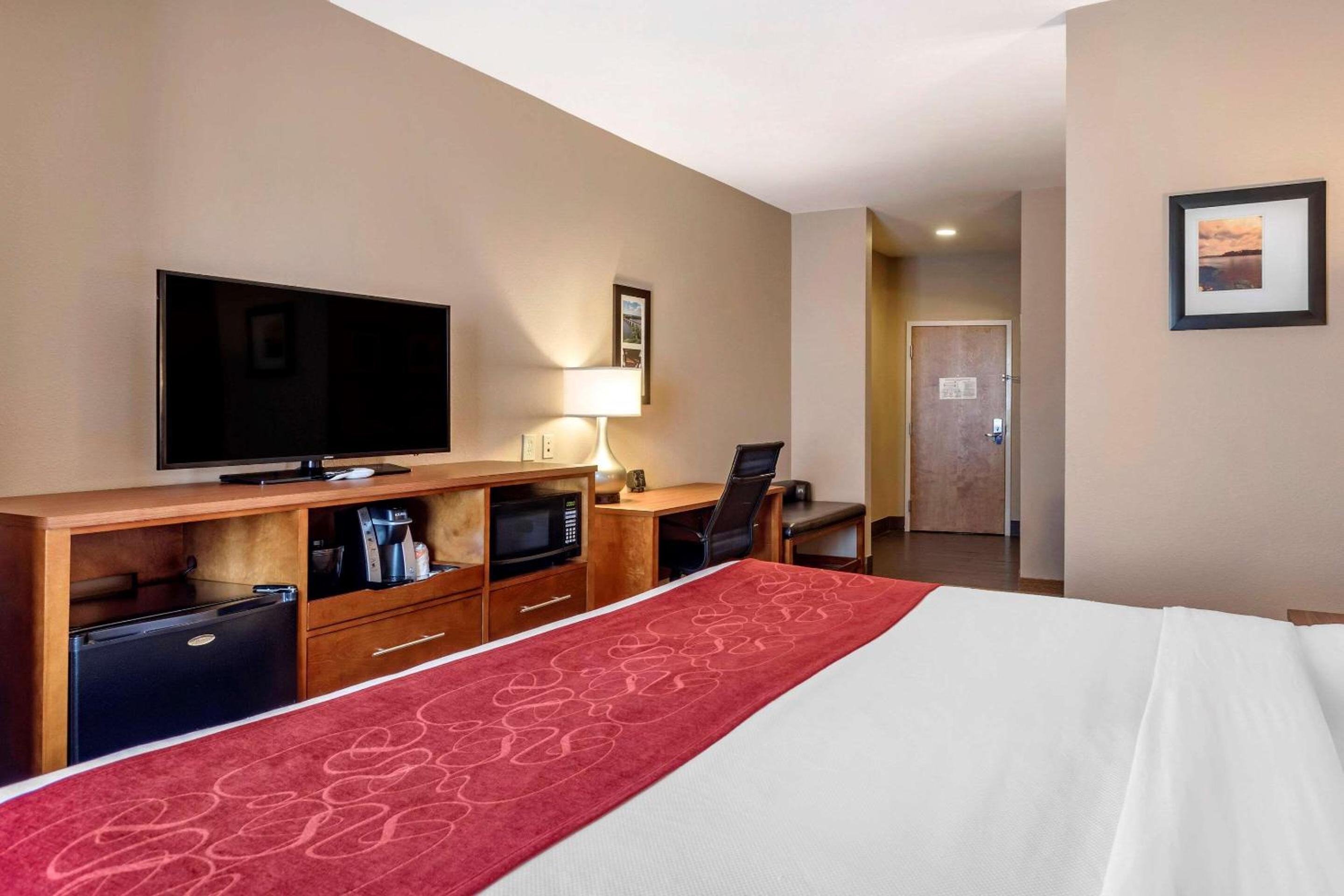 King Suite - Non-Smoking - Photo 2