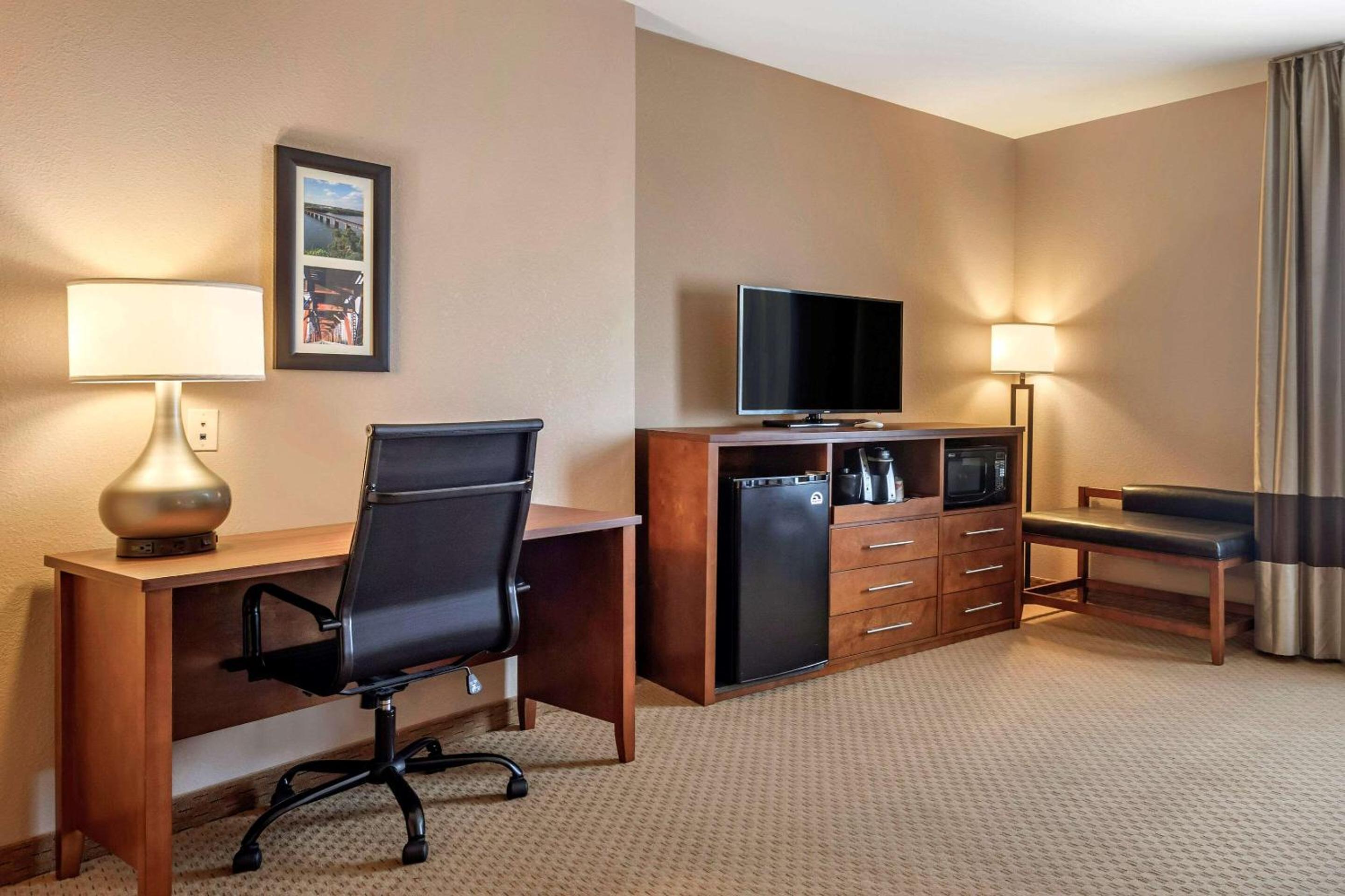 Queen Suite with Tub - Accessible/Non-Smoking - Photo 1