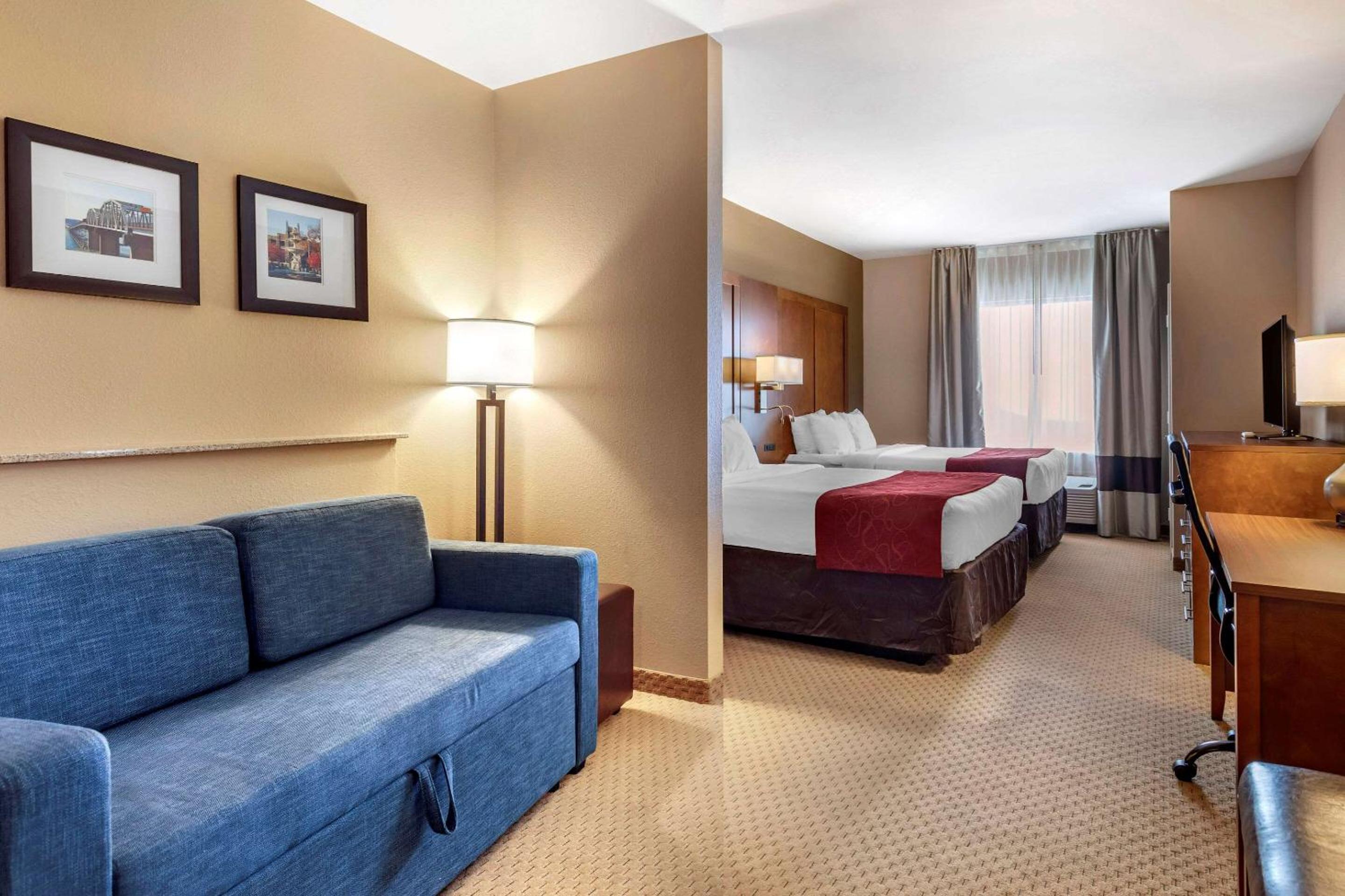 Queen Suite with Two Queen Beds - Non-Smoking - Photo 1