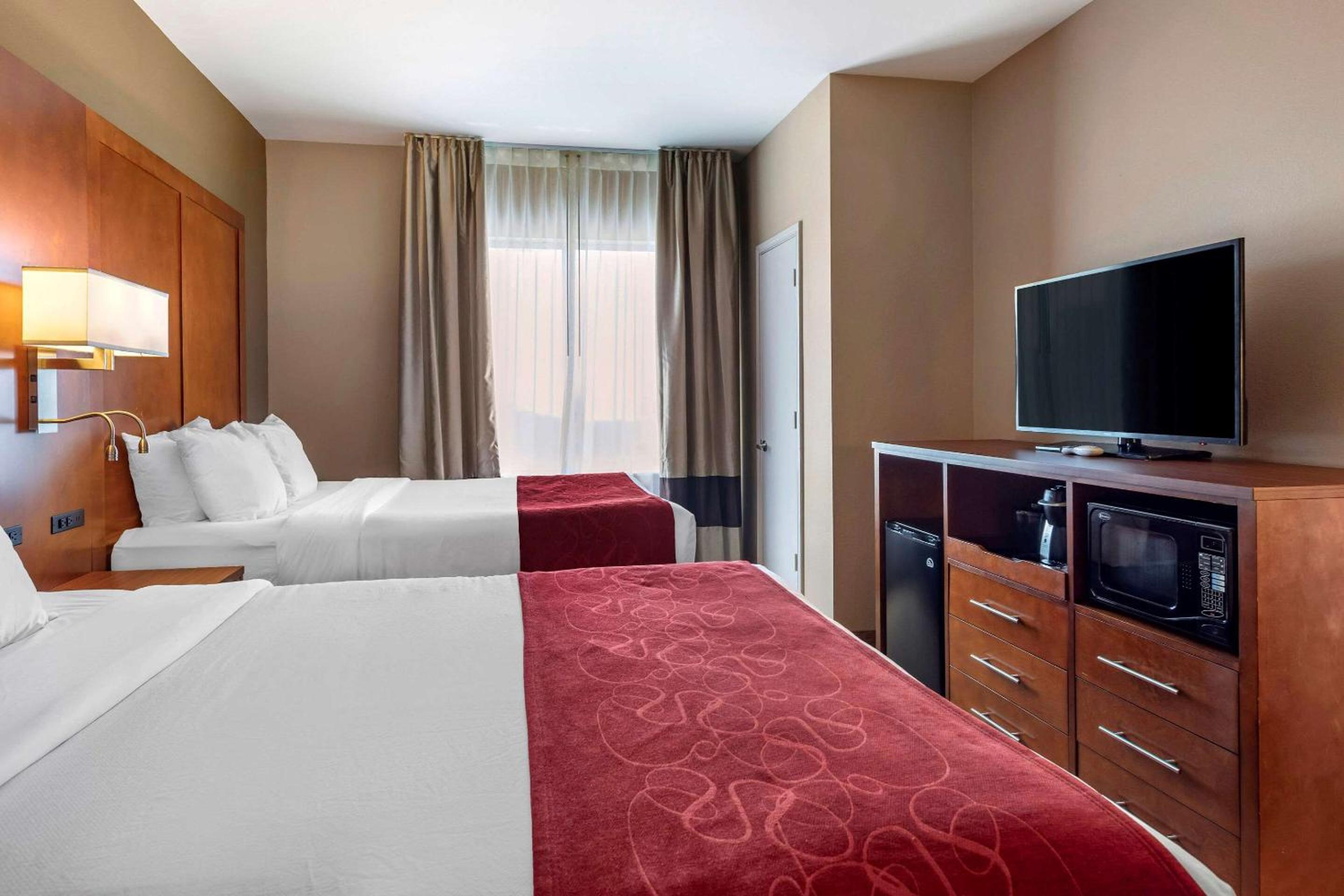 Queen Suite with Two Queen Beds - Non-Smoking - Photo 2