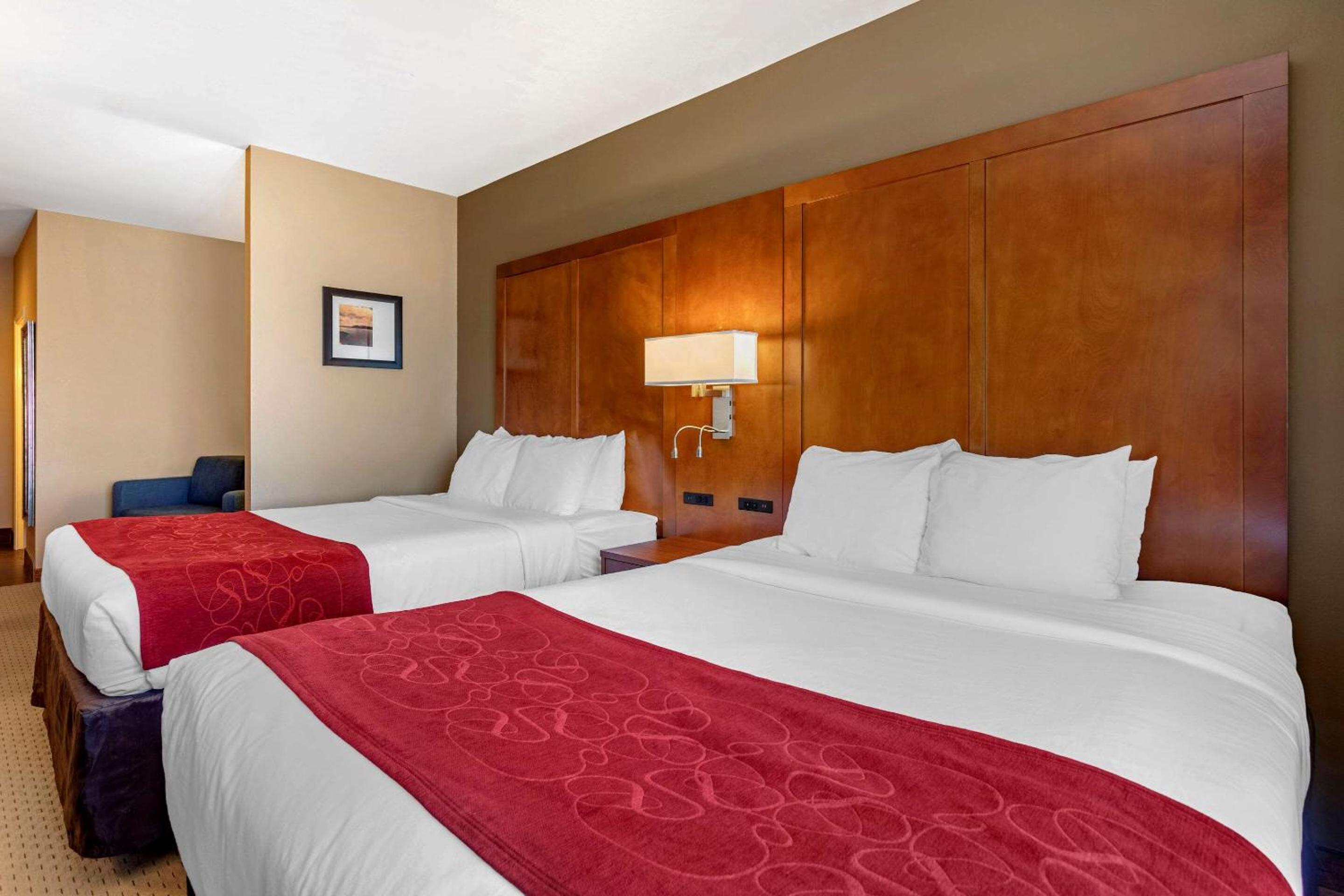 Queen Suite with Two Queen Beds - Non-Smoking - Photo 3