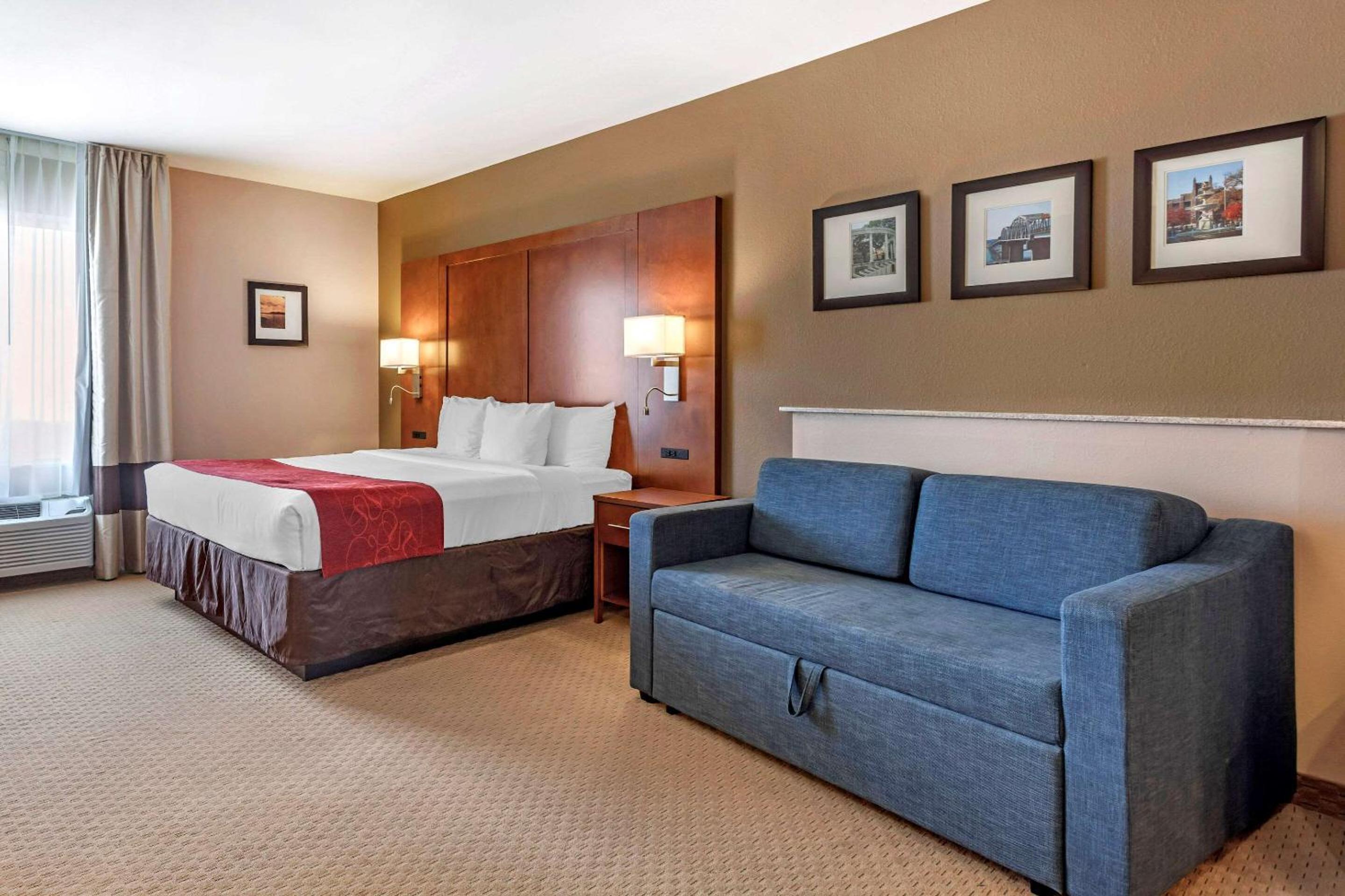 Queen Suite with Tub - Accessible/Non-Smoking - Photo 2