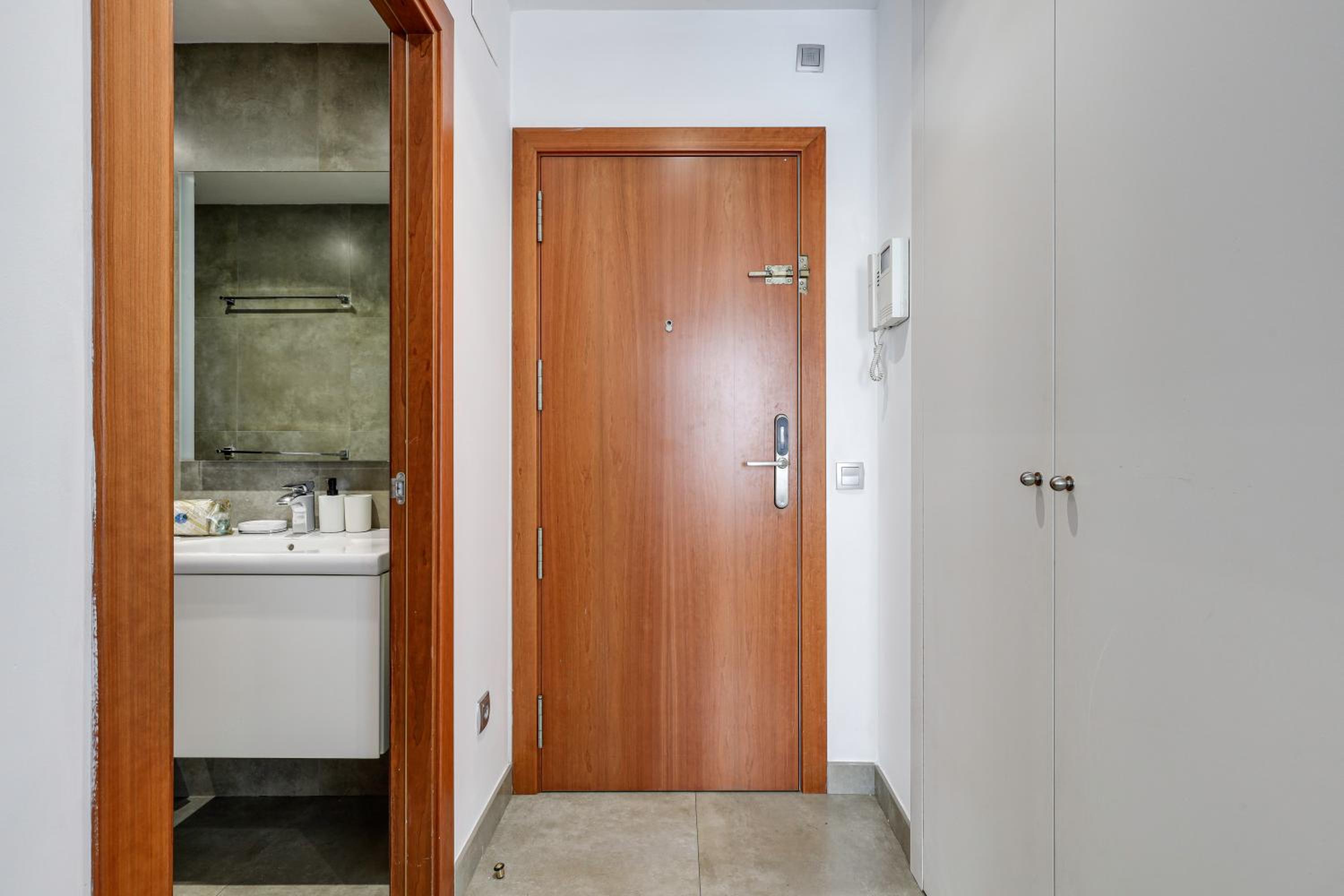 One-Bedroom Apartment photo 2