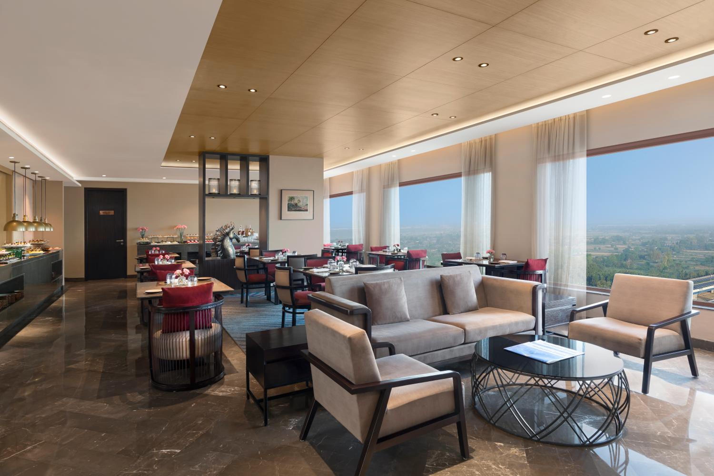 Standard King Room with Lounge Access - Photo 9
