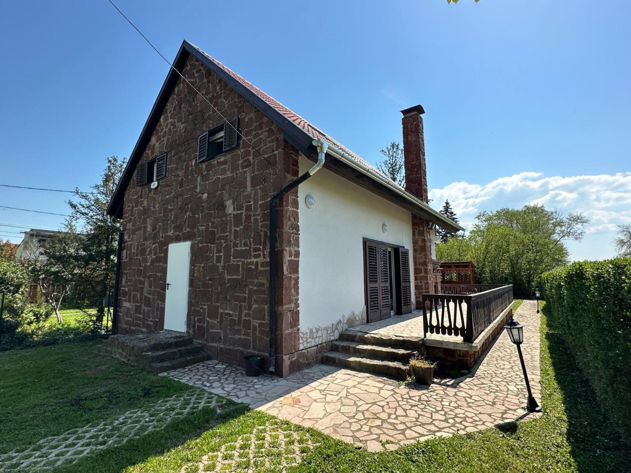 Five-Bedroom House photo 1