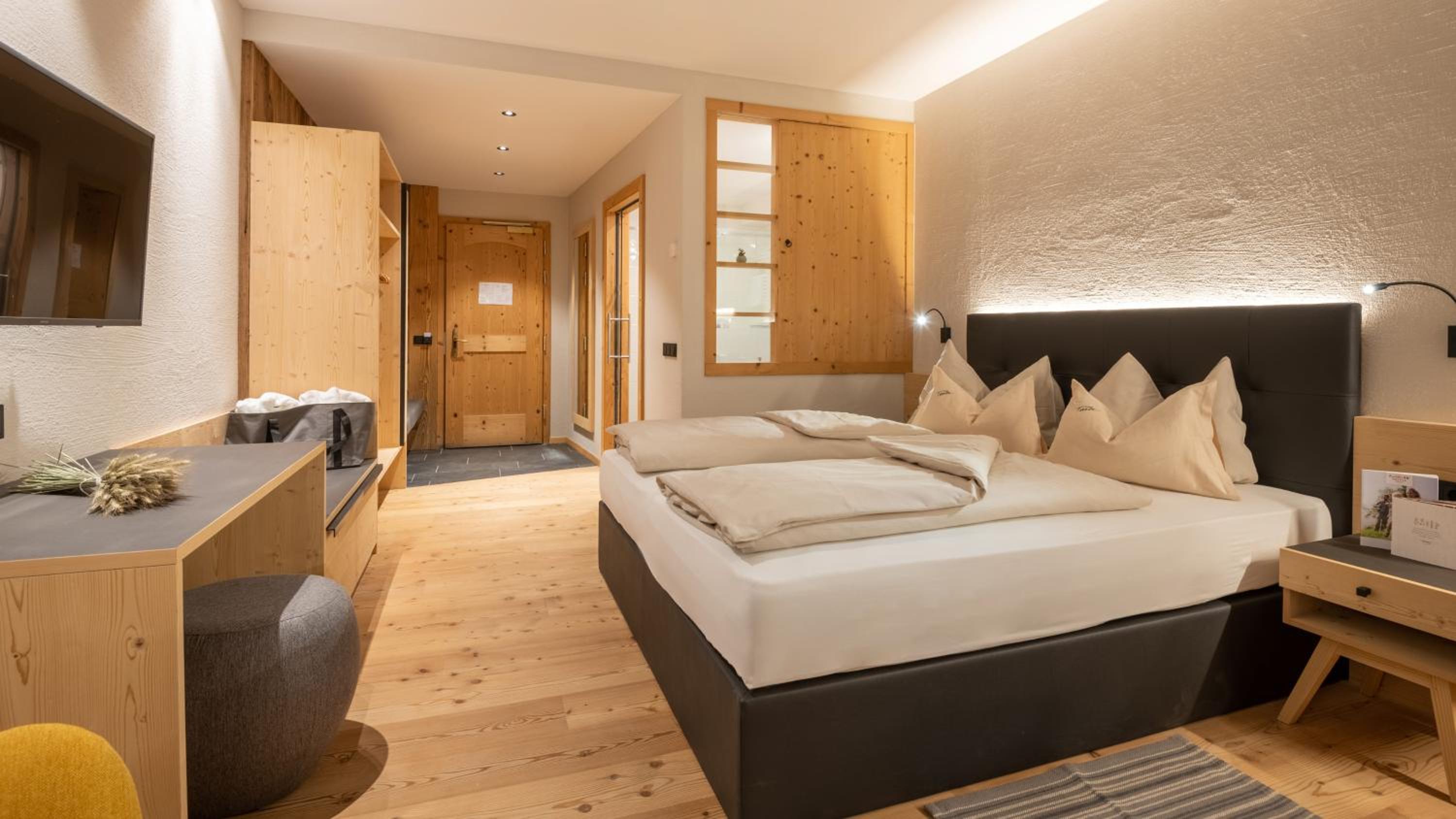 Double Room with Balcony (2 Adults + 1 Child) photo 2