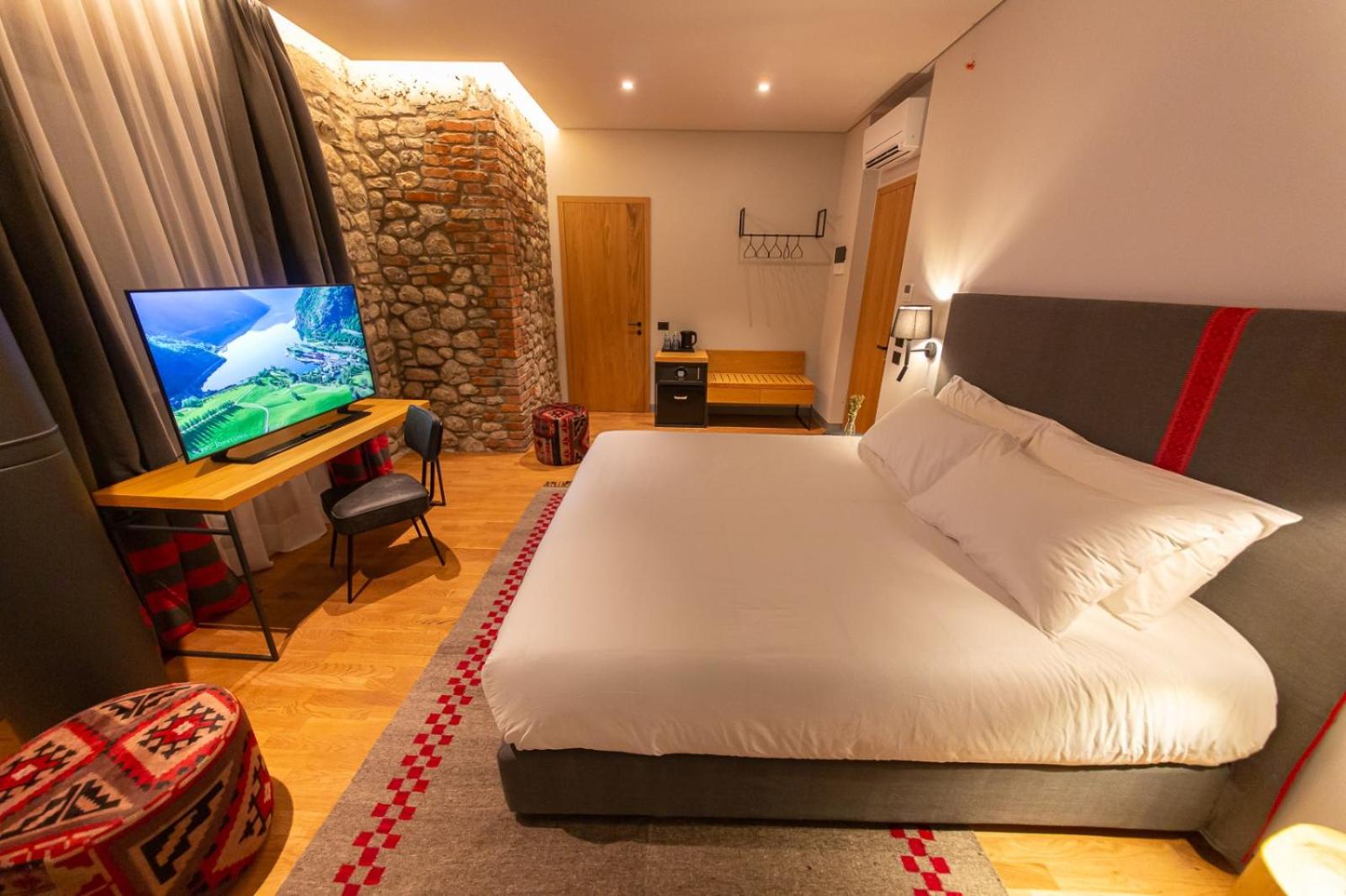 King Suite with Balcony photo 2