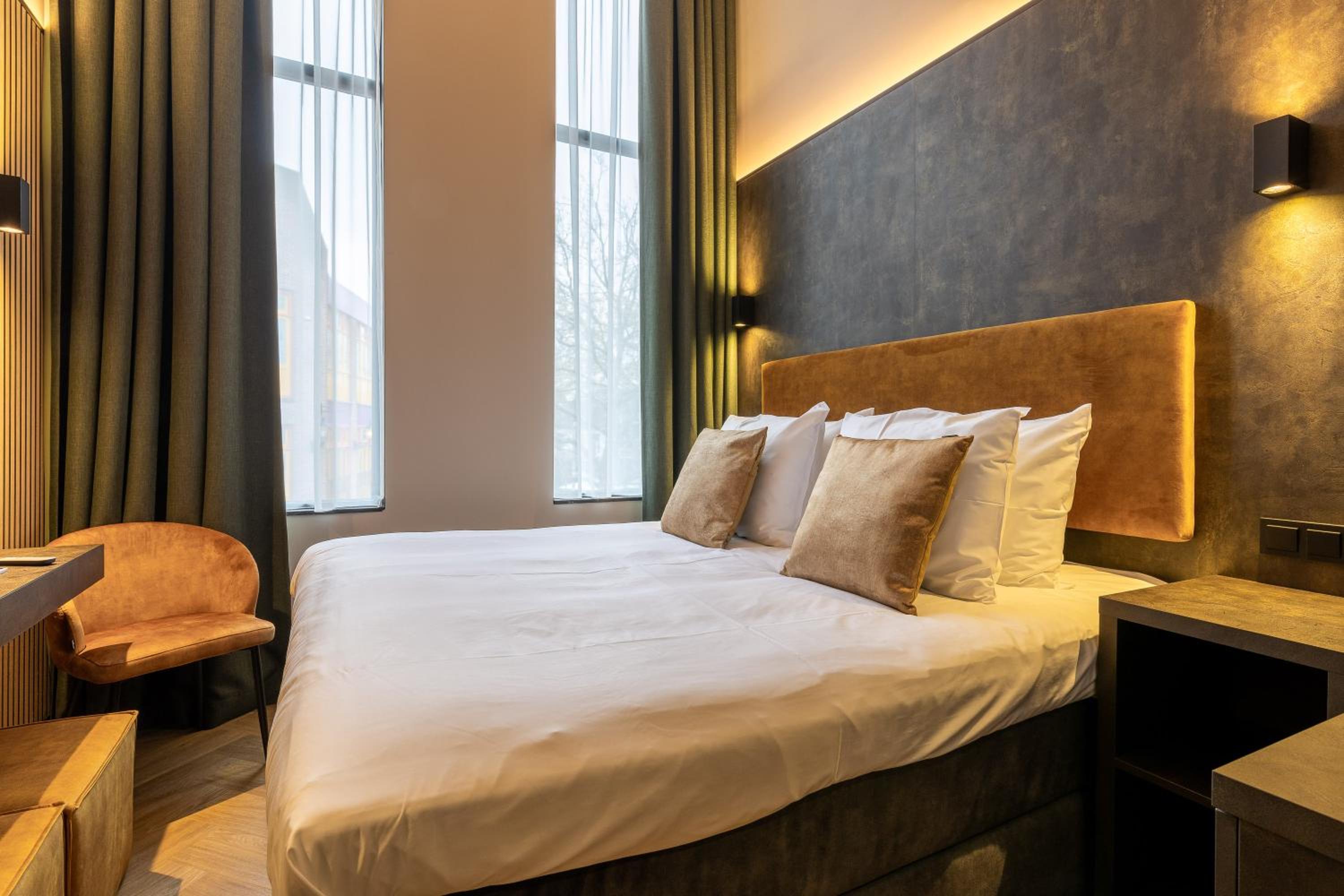 Standard Double Room thumbnail 6