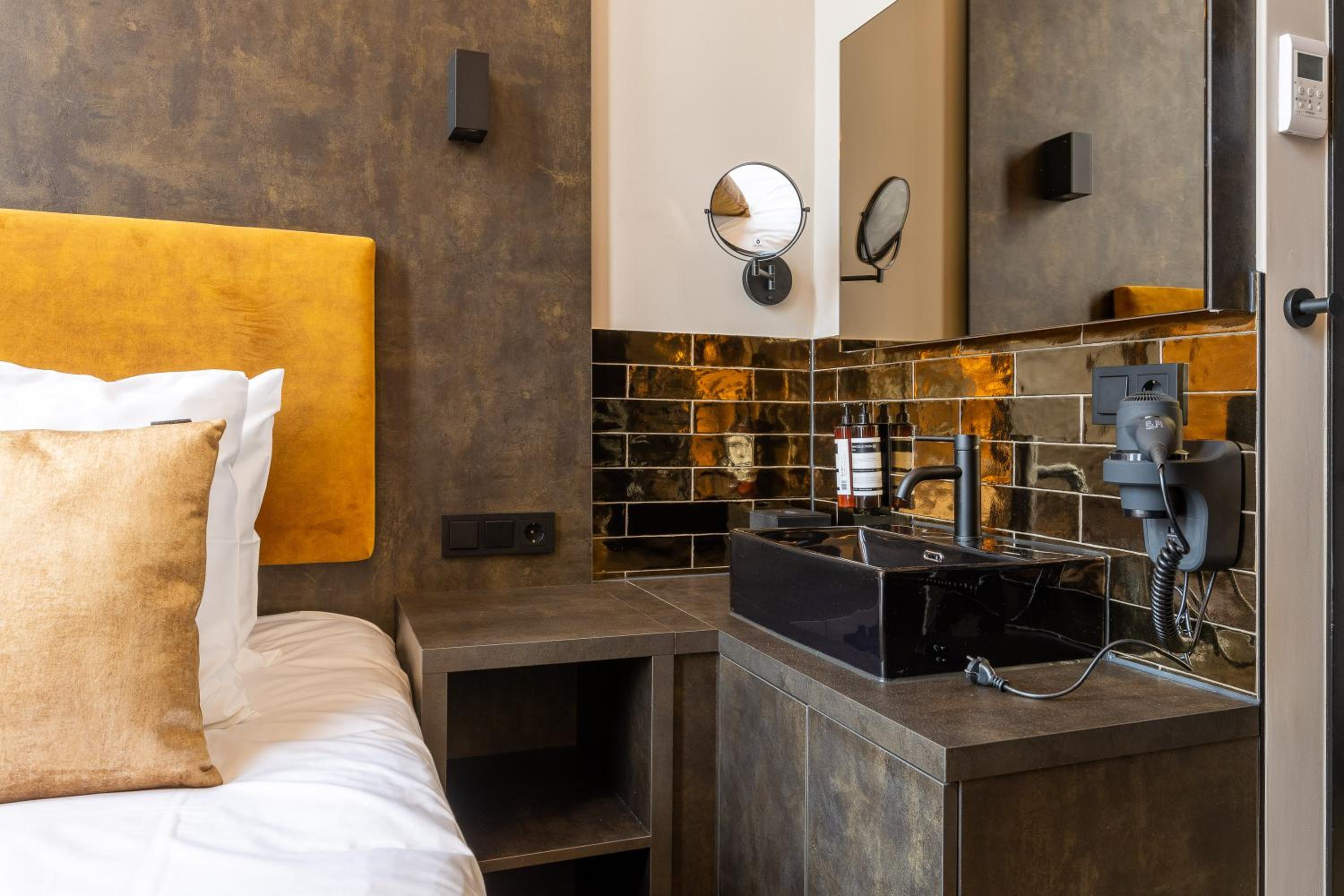 Standard Double Room thumbnail 5