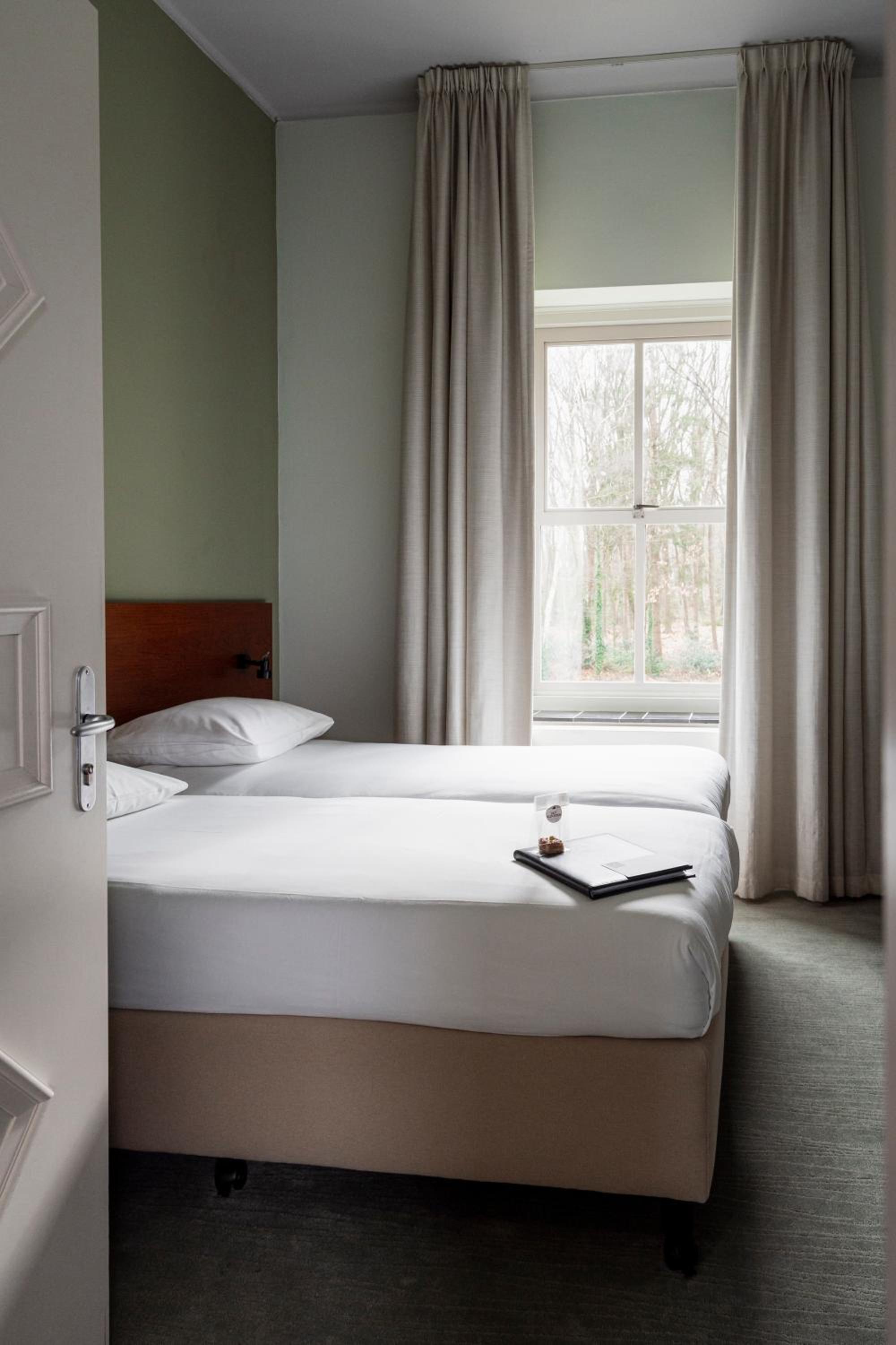 Standard Twin Room - Photo 9