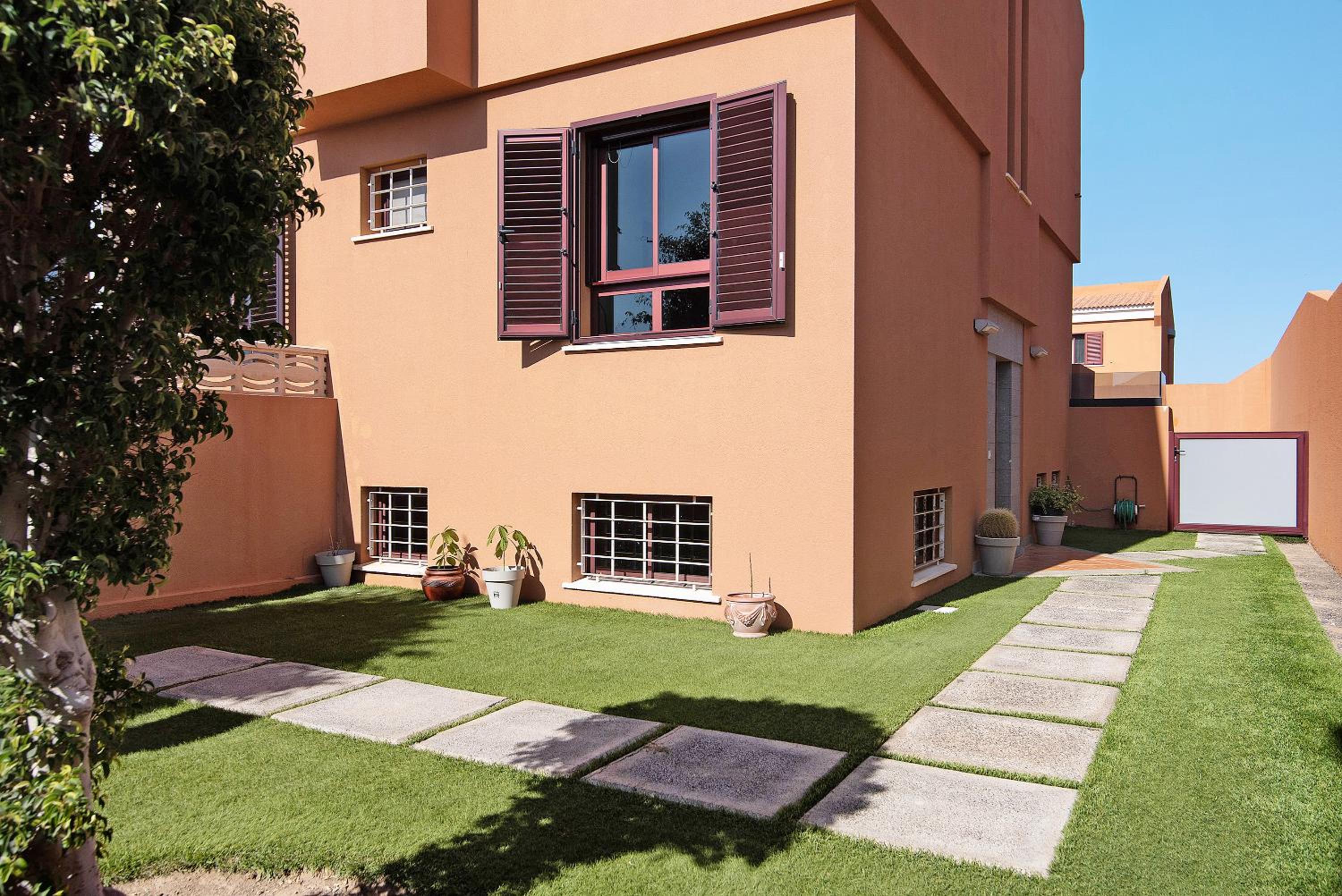 Three-Bedroom House photo 3