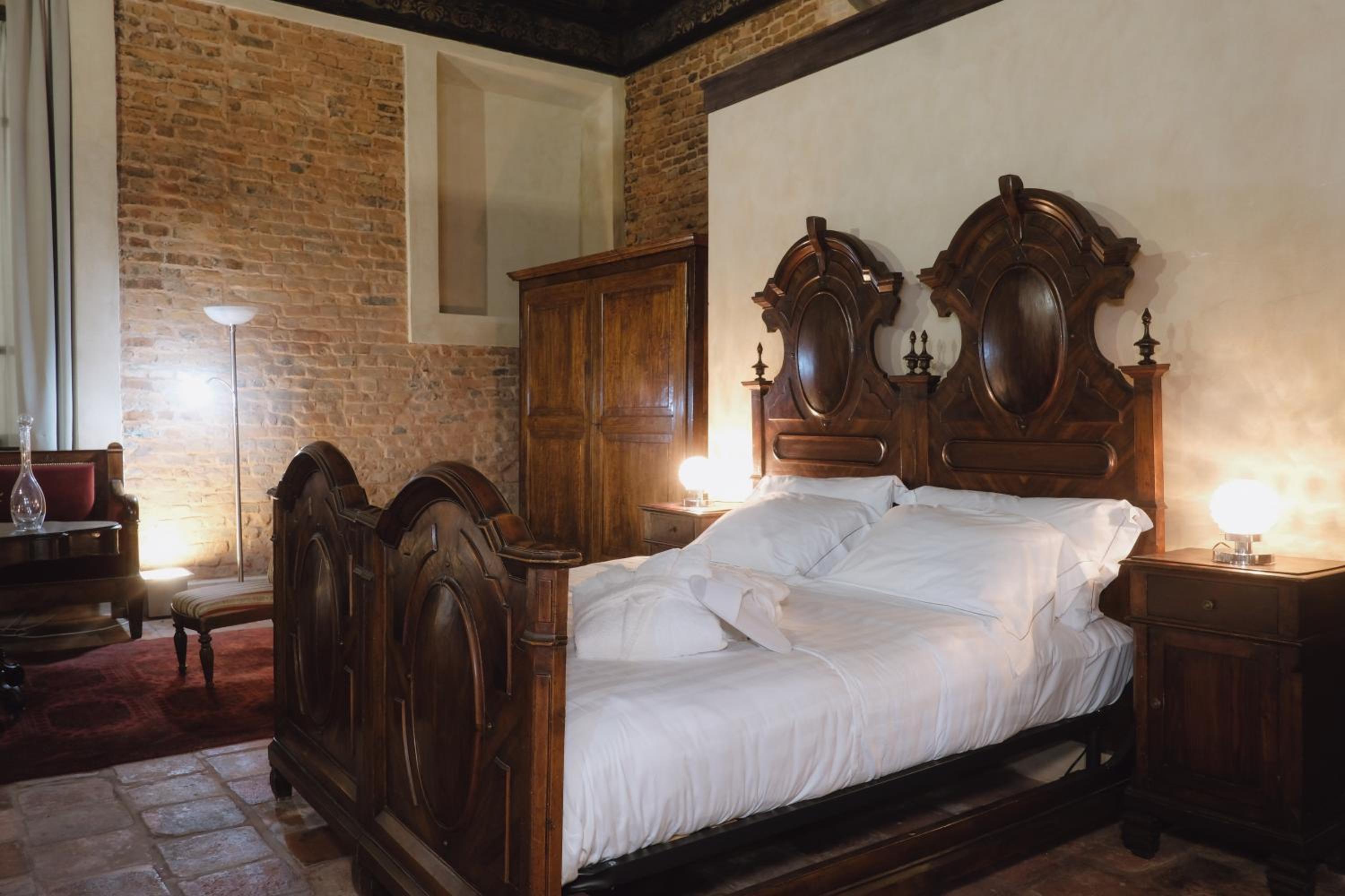 Deluxe Room - Photo 5
