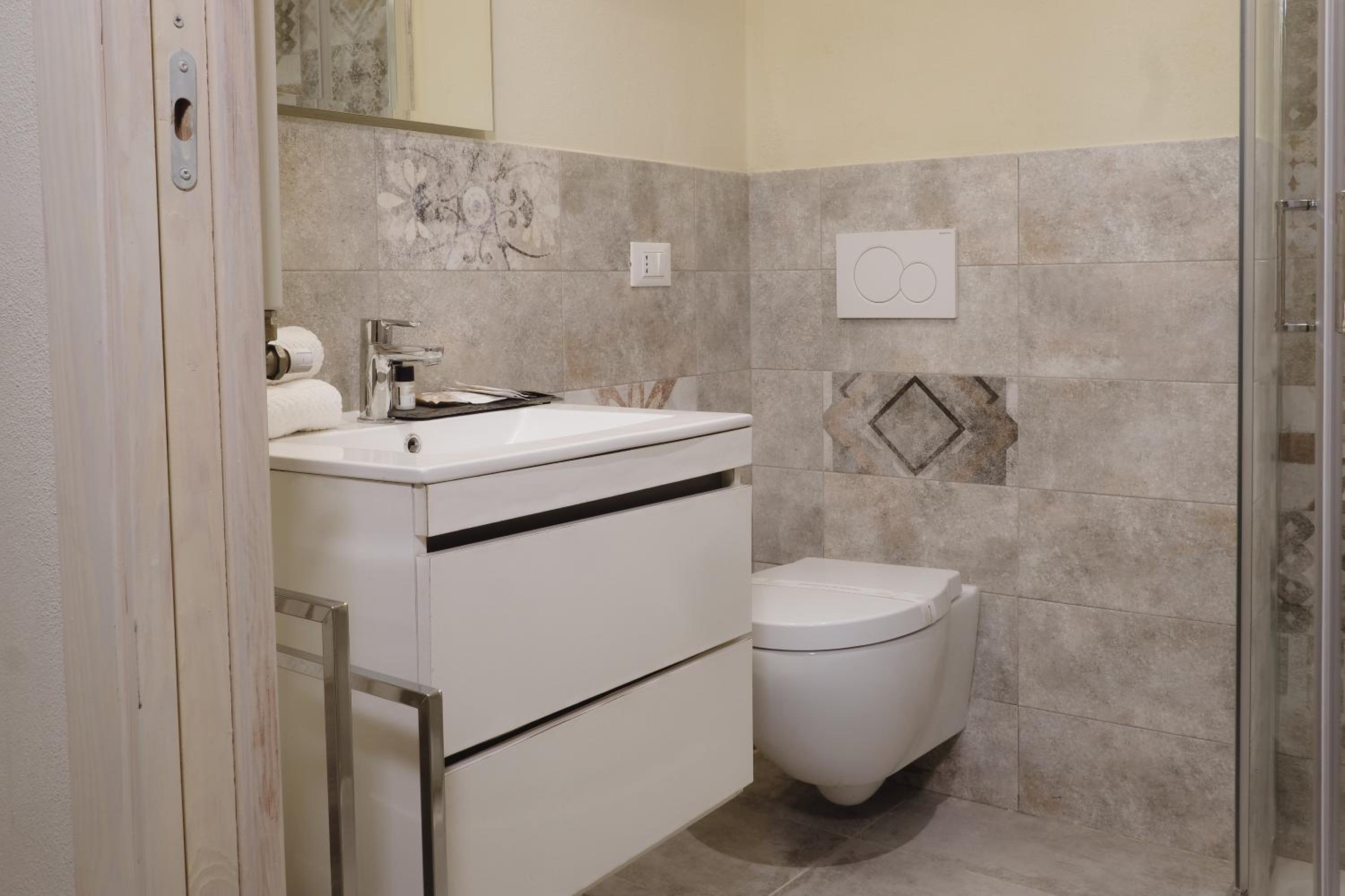 Large Double Room - Photo 3