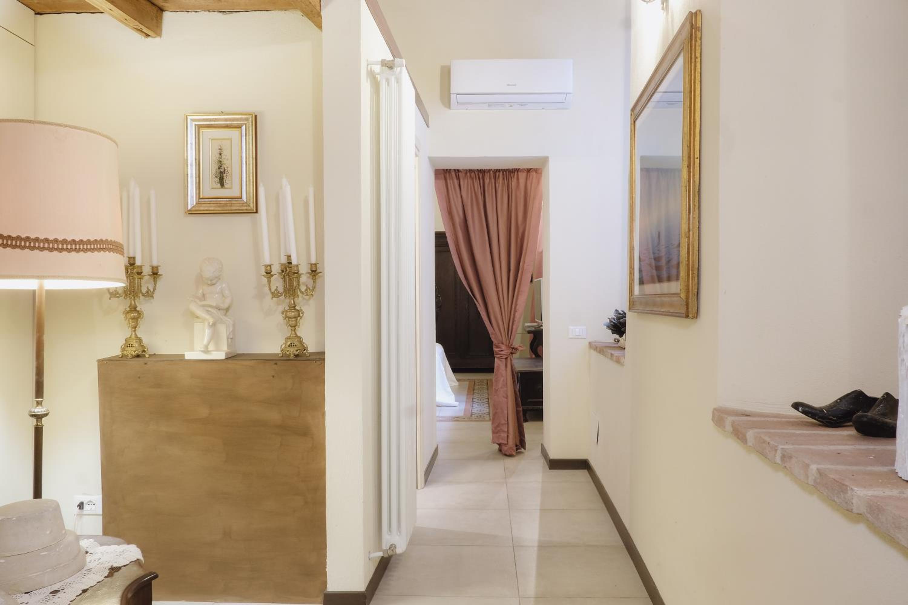 Large Double Room - Photo 5