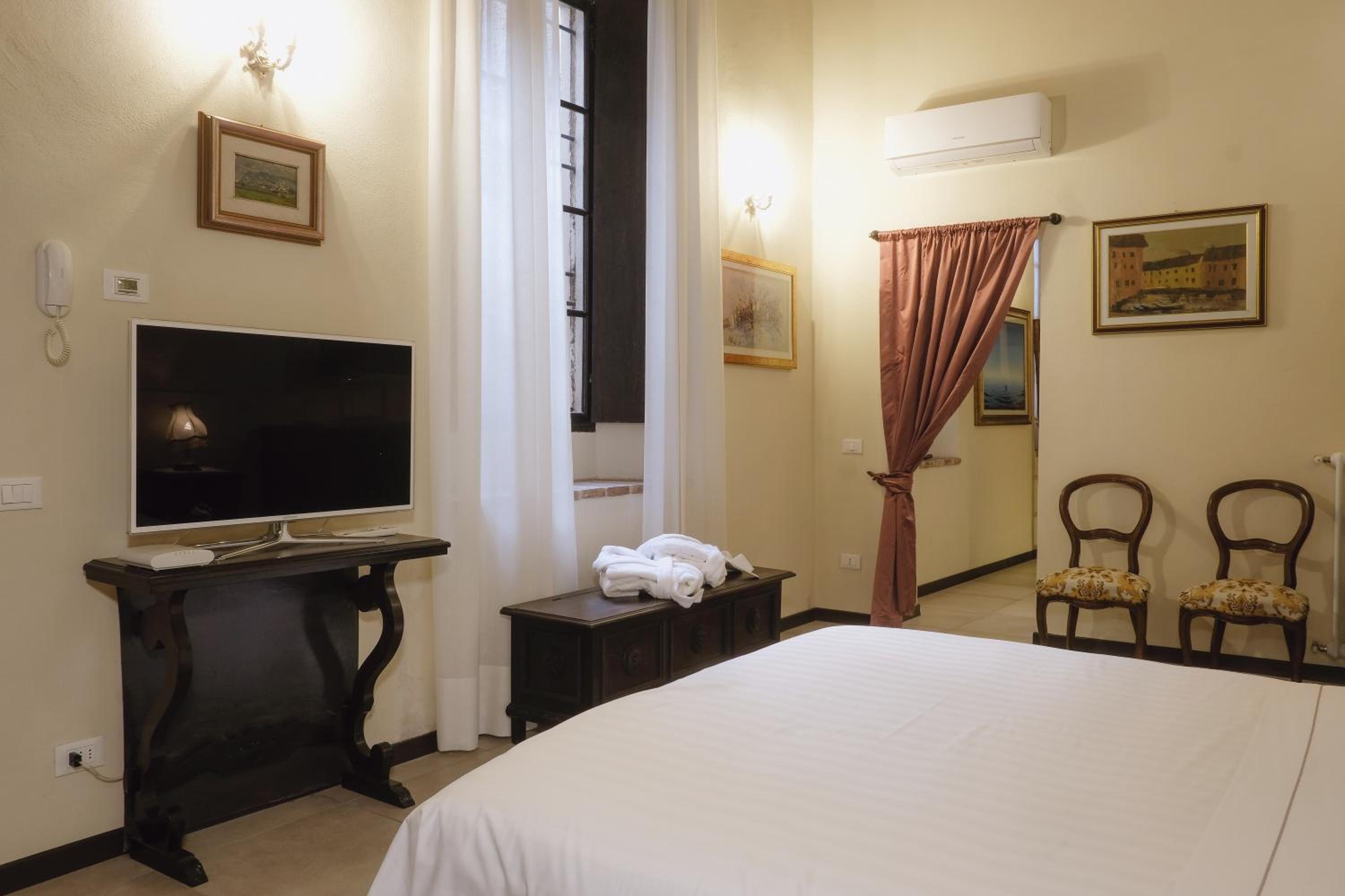 Large Double Room - Photo 7