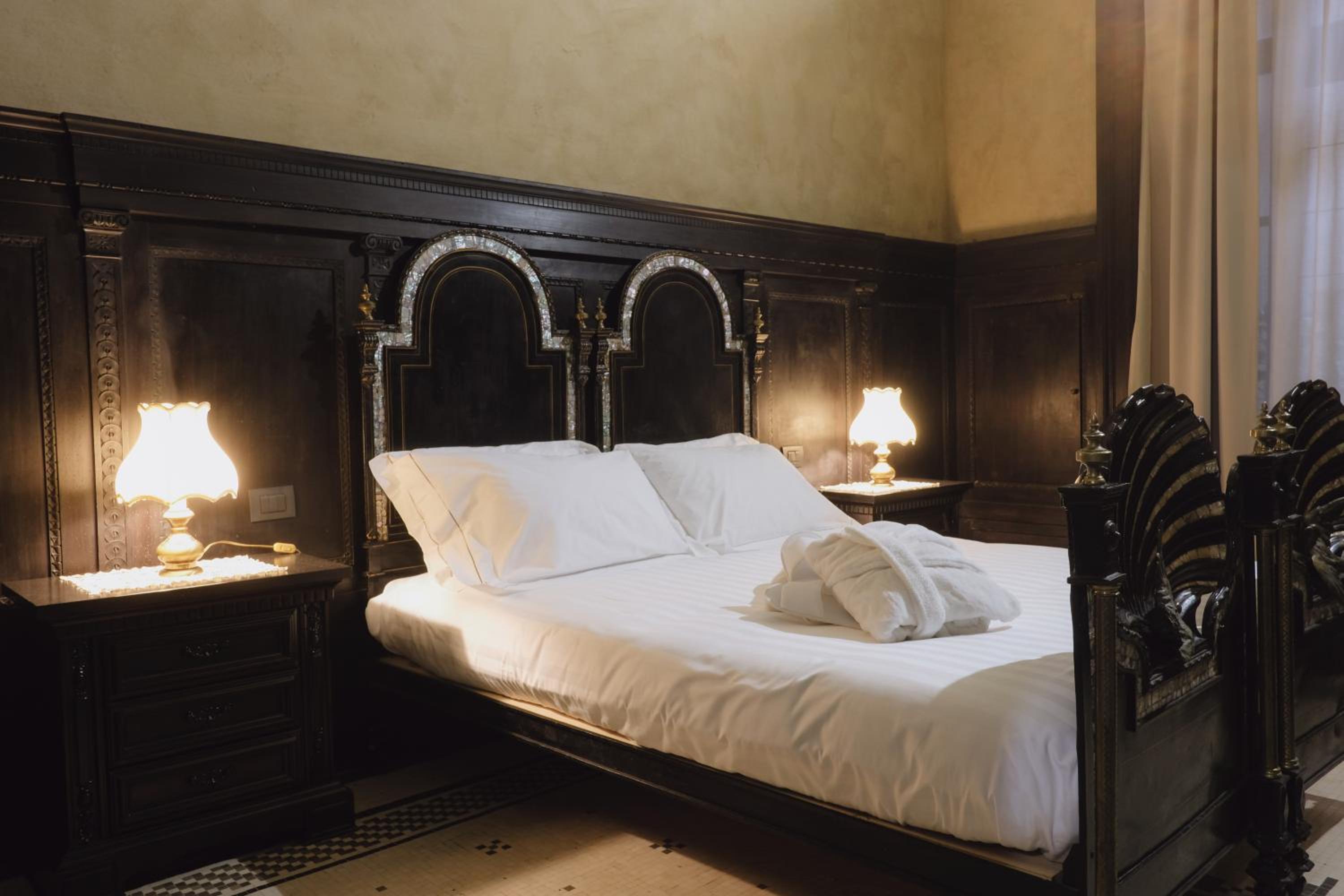 Deluxe Double Room - Photo 26