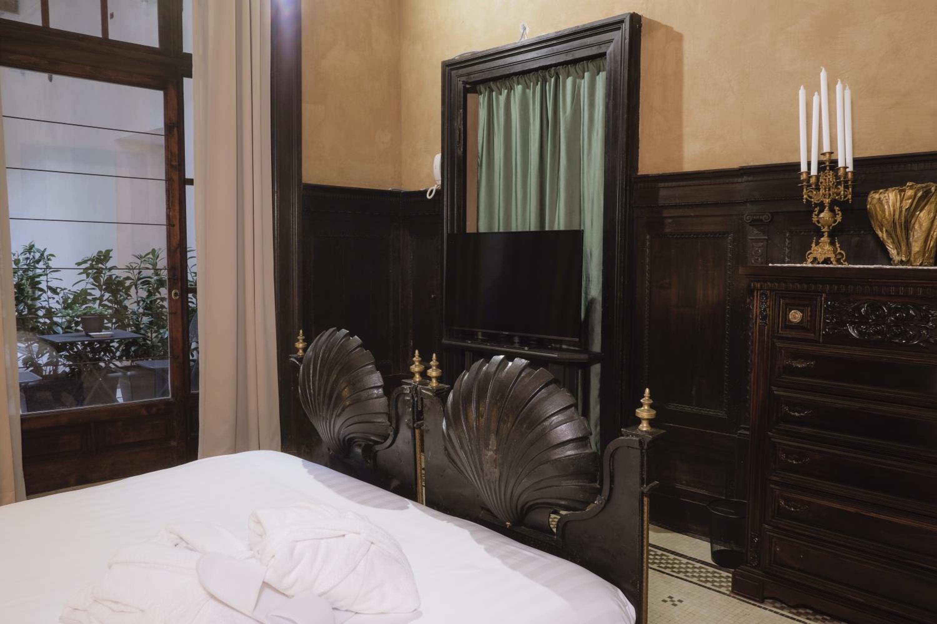 Deluxe Double Room - Photo 9