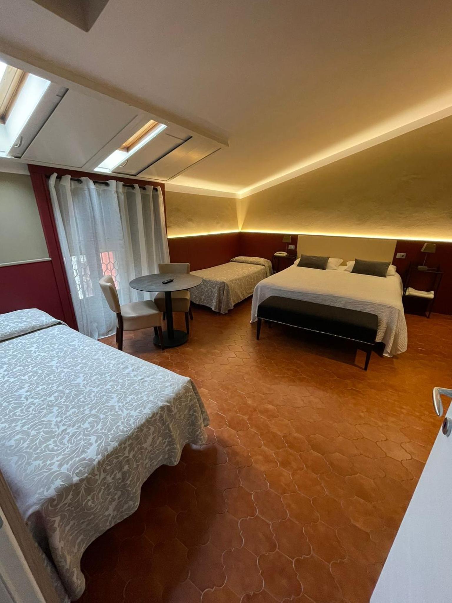  Double Room with 2 Extra Beds - Photo 1