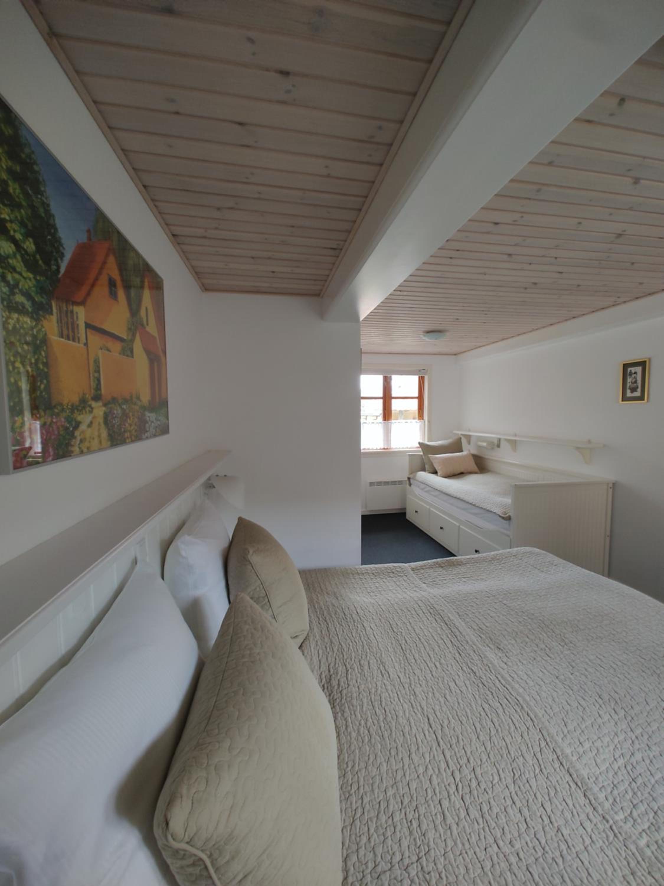 Family Room (2 Adults + 2 Children) - Photo 1