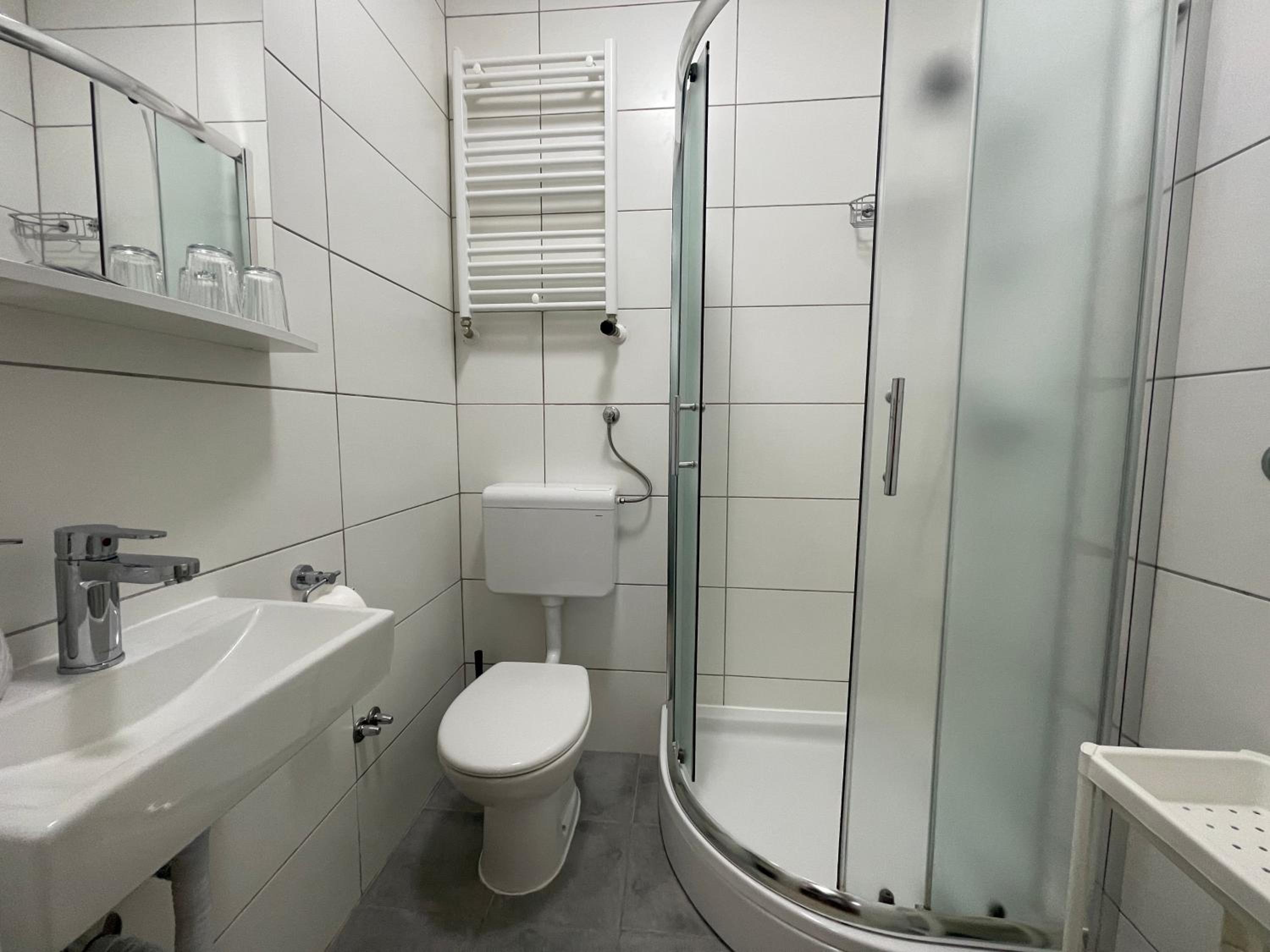 Double Room with Private Bathroom - Photo 3