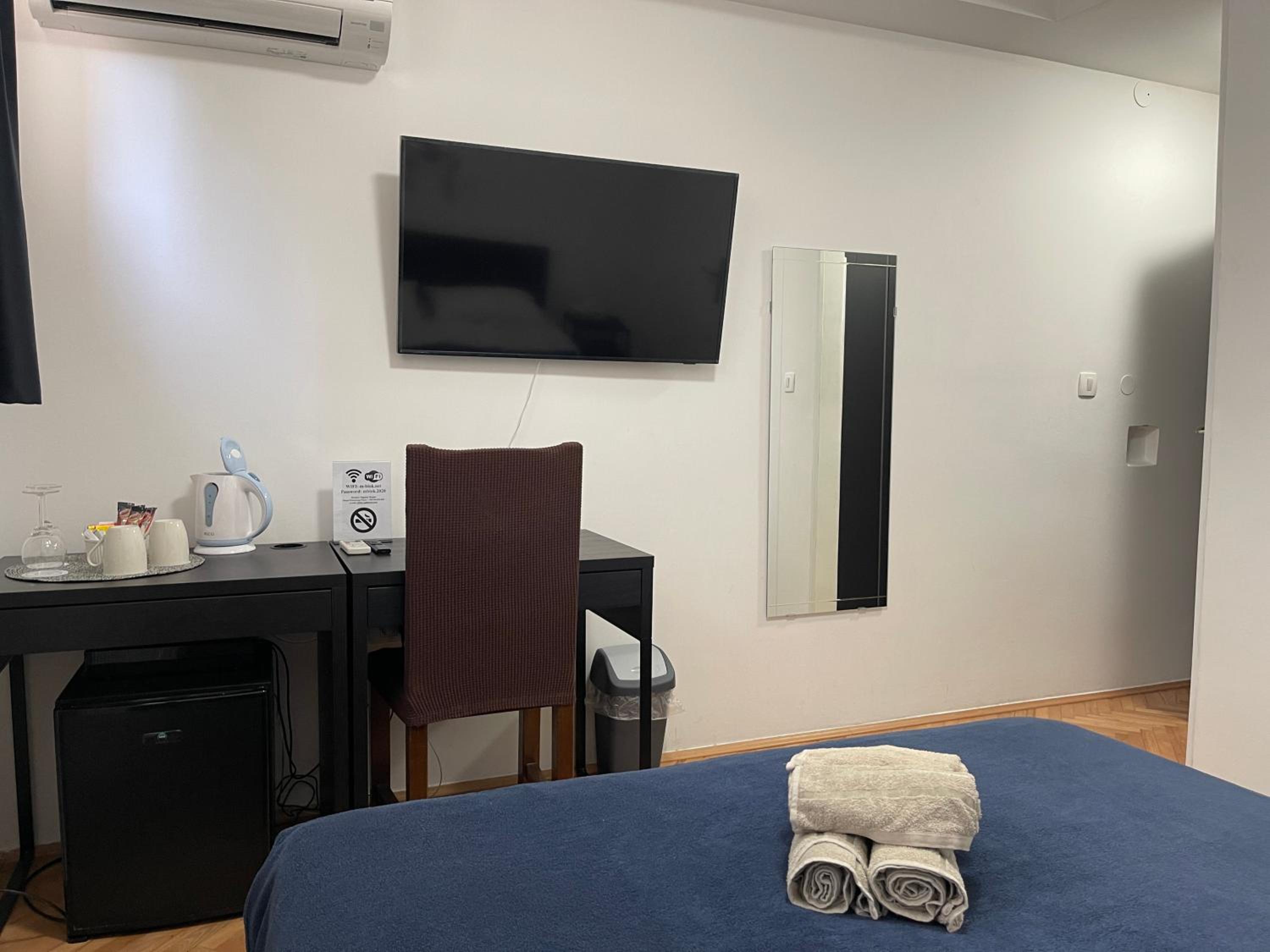 Double Room with Private Bathroom - Photo 6