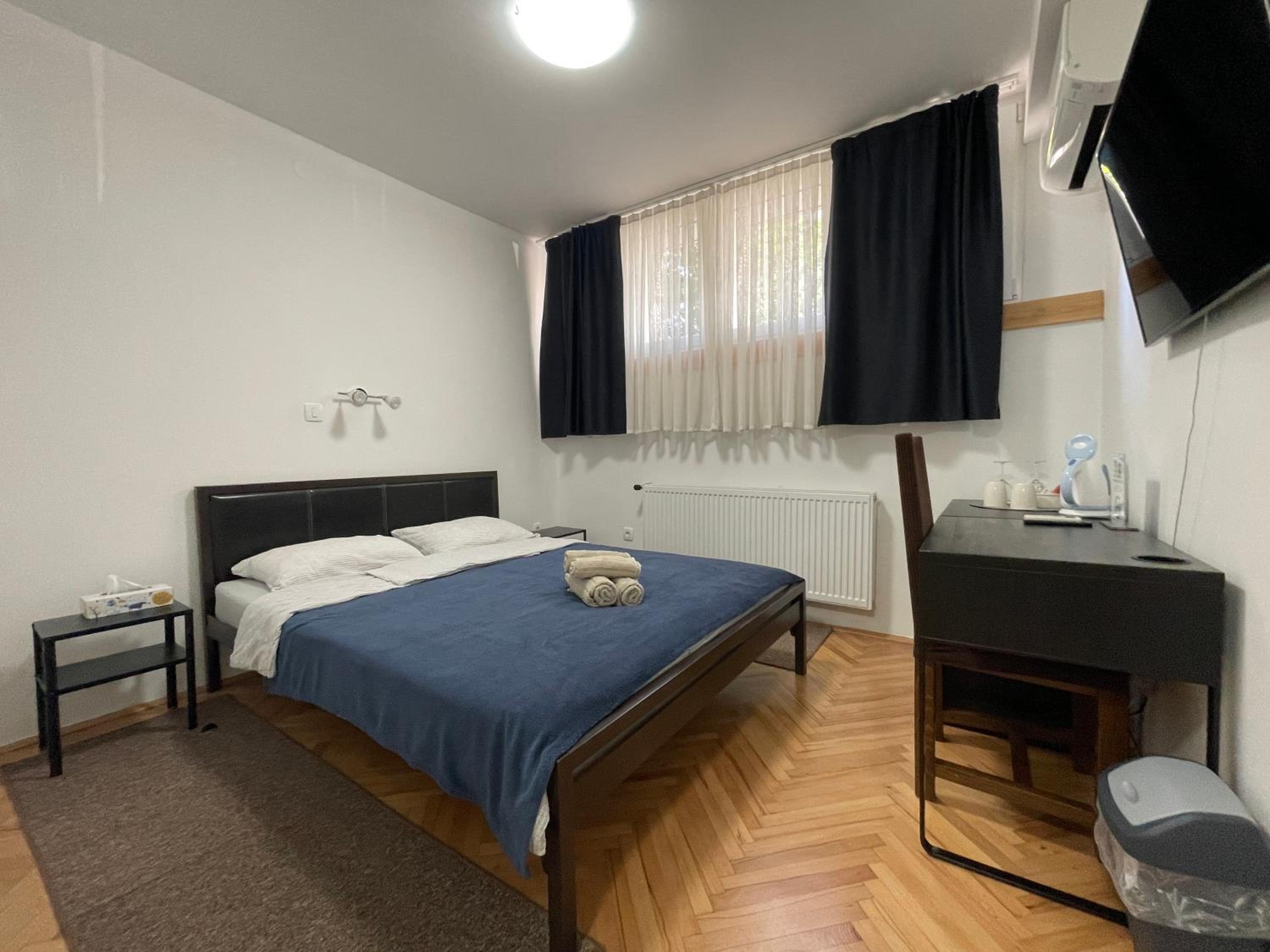 Double Room with Private Bathroom - Photo 7