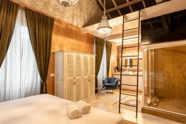 Deluxe King Room photo 1