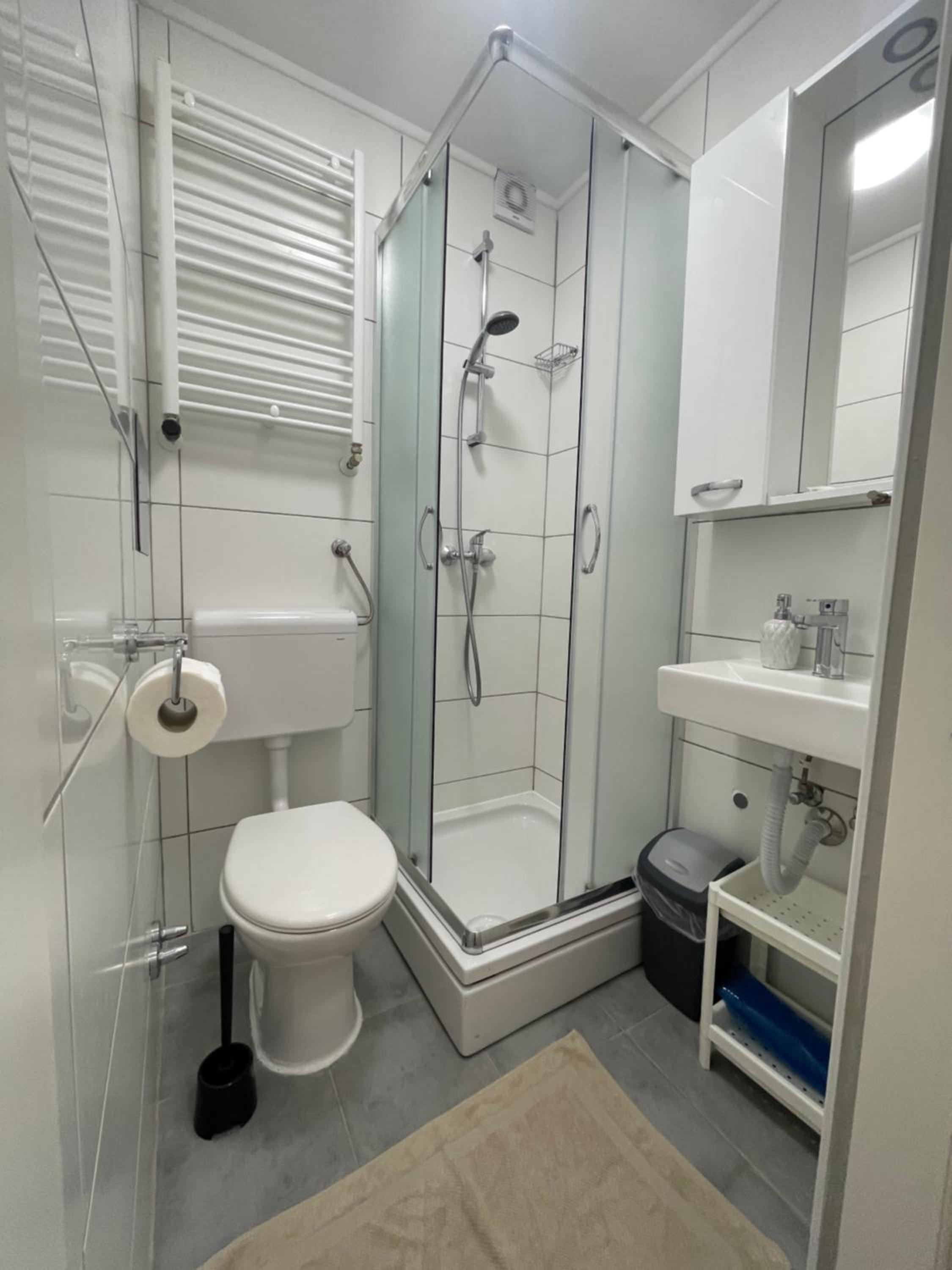 Double Room with Private Bathroom - Photo 9