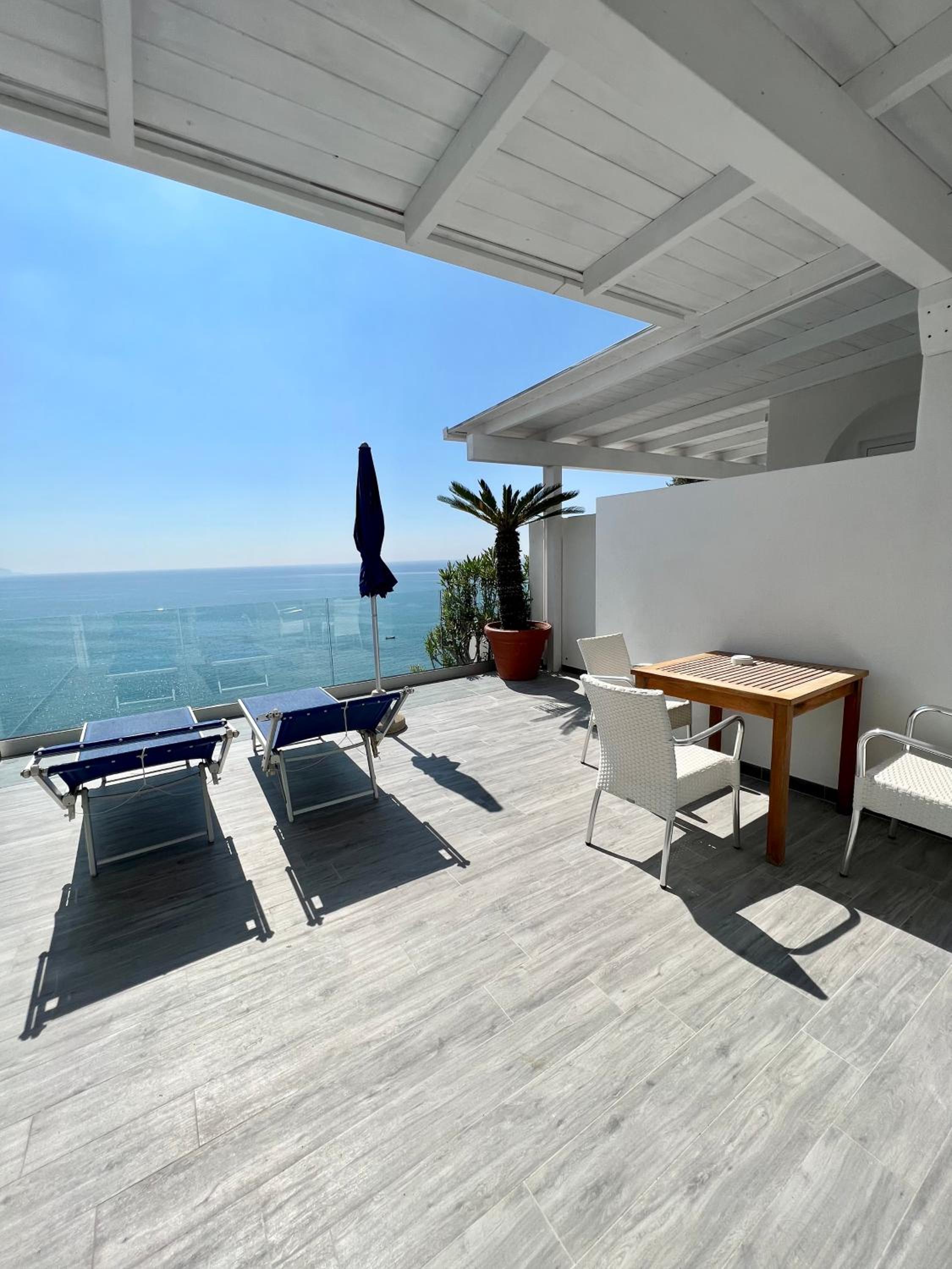 Deluxe Triple Room with Terrace and Sea View - Photo 23