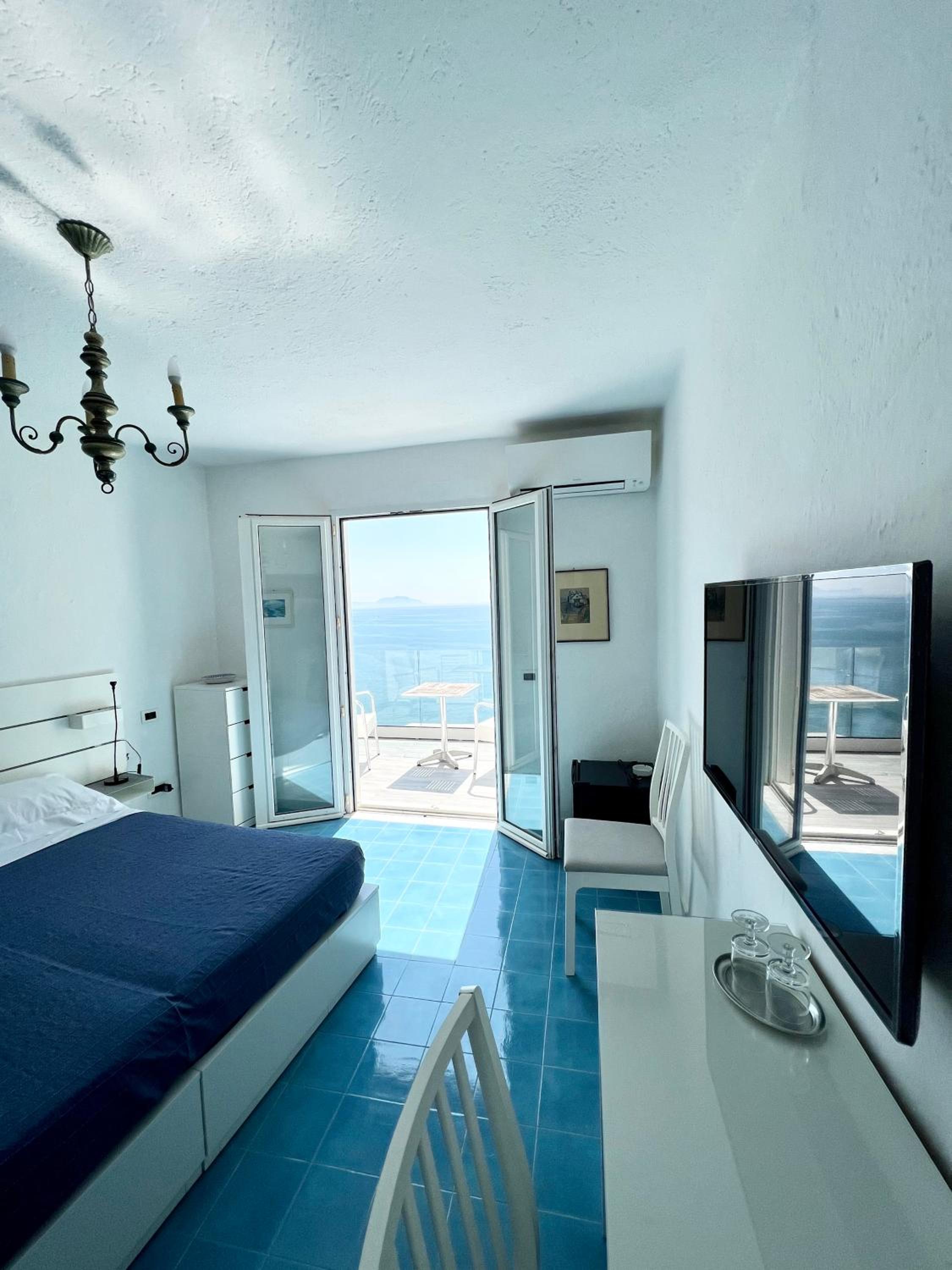 Deluxe Double Room with Balcony and Sea View - Photo 9