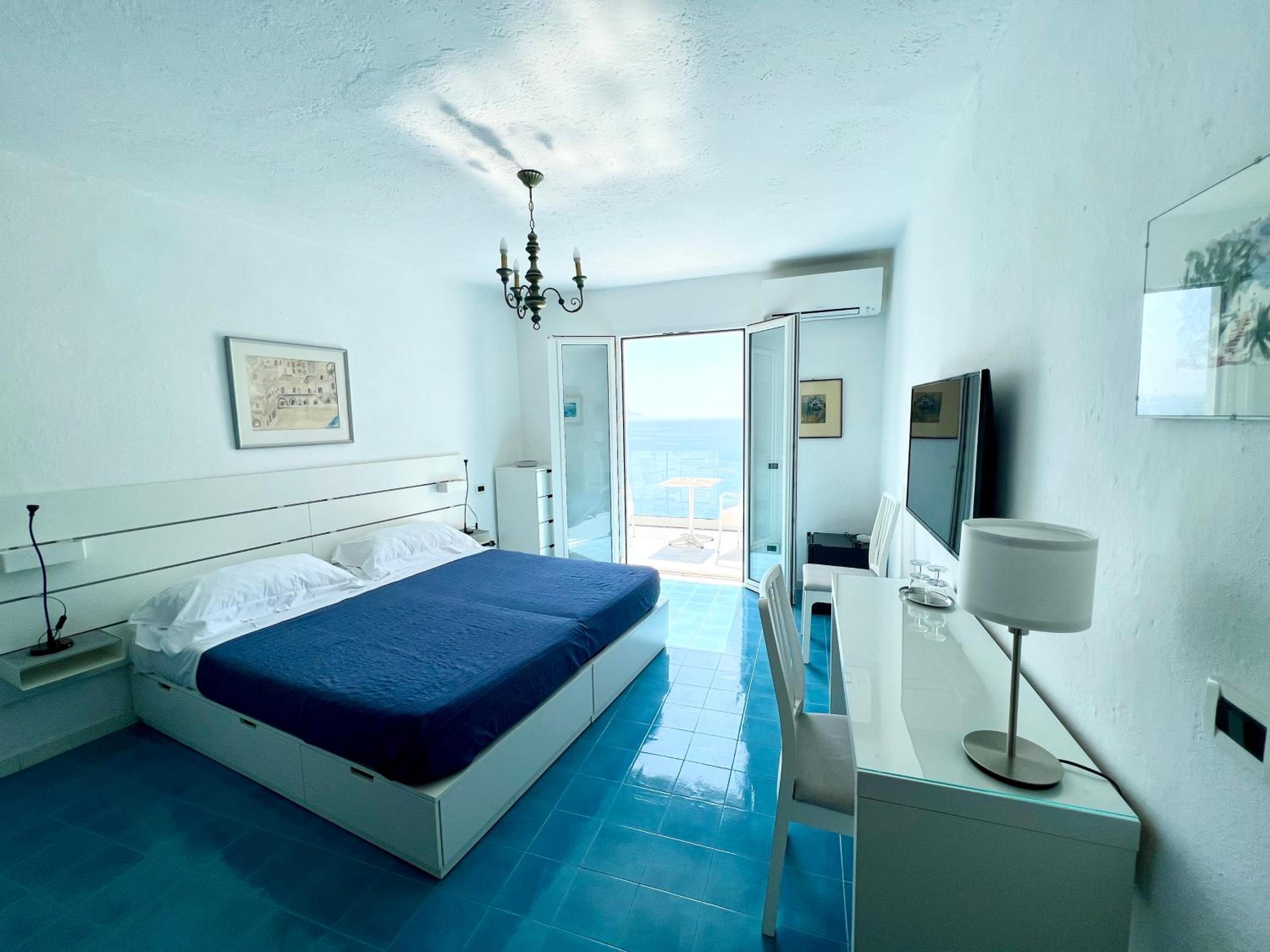 Deluxe Double Room with Balcony and Sea View - Photo 10