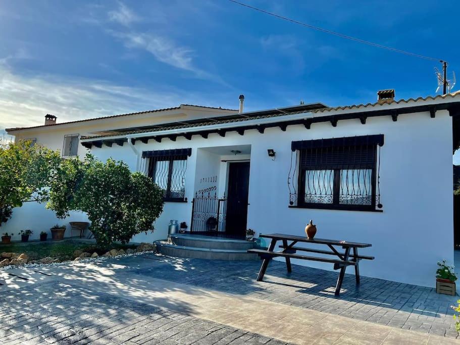 Six-Bedroom House photo 3